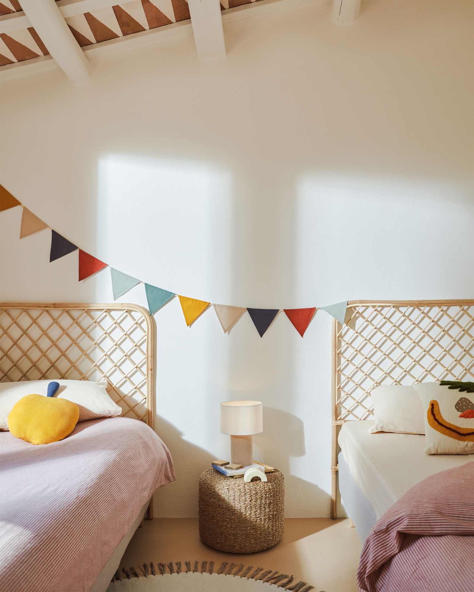 Вельветовая настольная лампа Bianella бежевого цвета La Forma (ex Julia Grup)