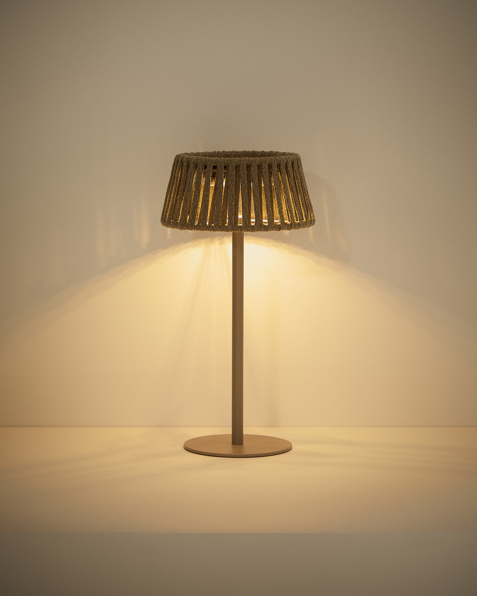 Уличная настольная лампа Aldet на солнечных батареях бежевая La Forma 482381