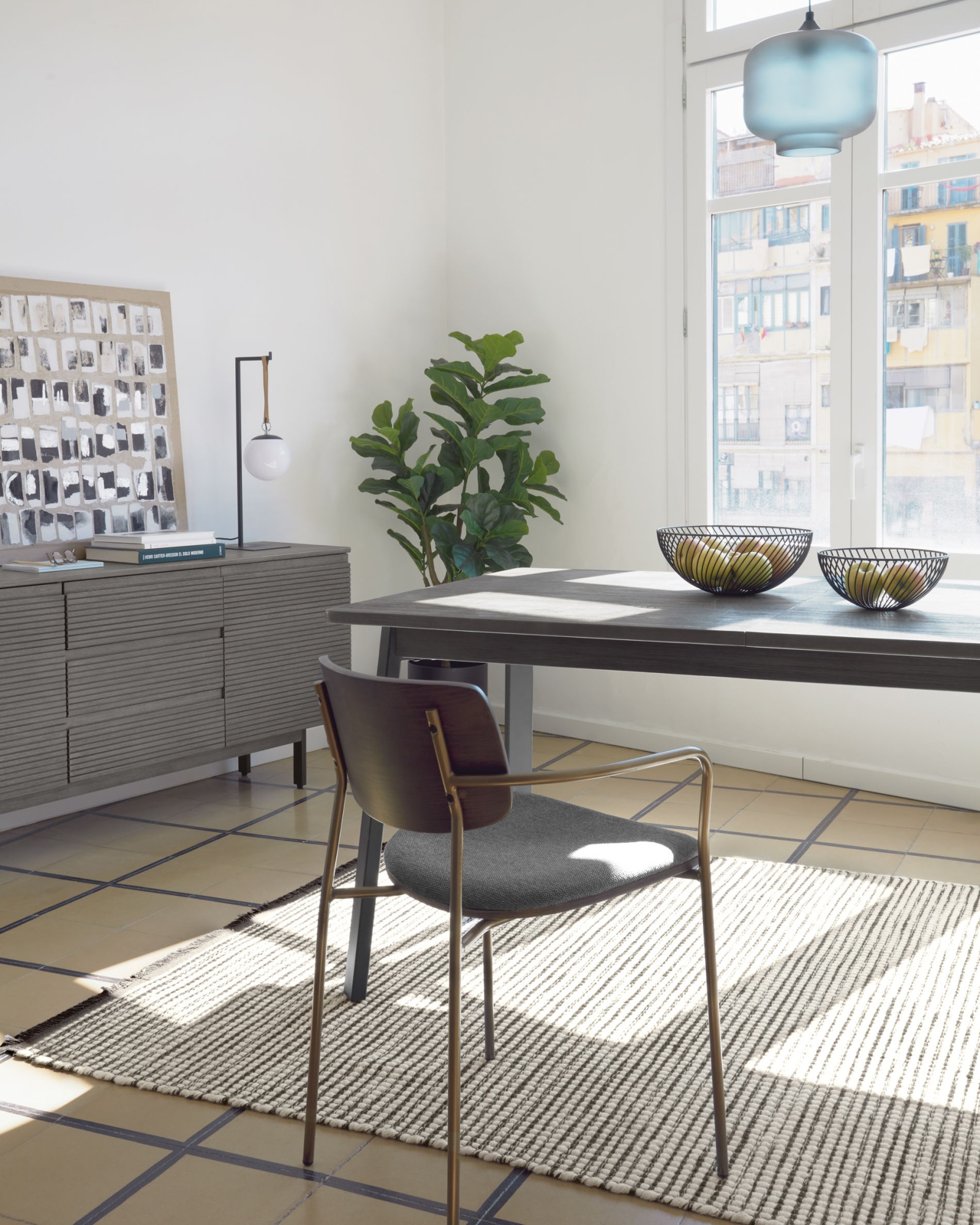 Стул Maureen ясеневый шпон в темной отделке и металл с отделкой из латуни La Forma (ex Julia Grup)