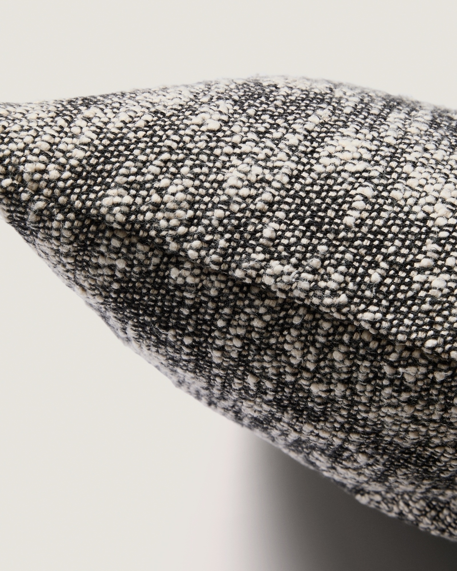 Чехол для подушки Mevia из льна и хлопка бежевого и черного цветов, 50 x 50 см La Forma (ex Julia Grup)