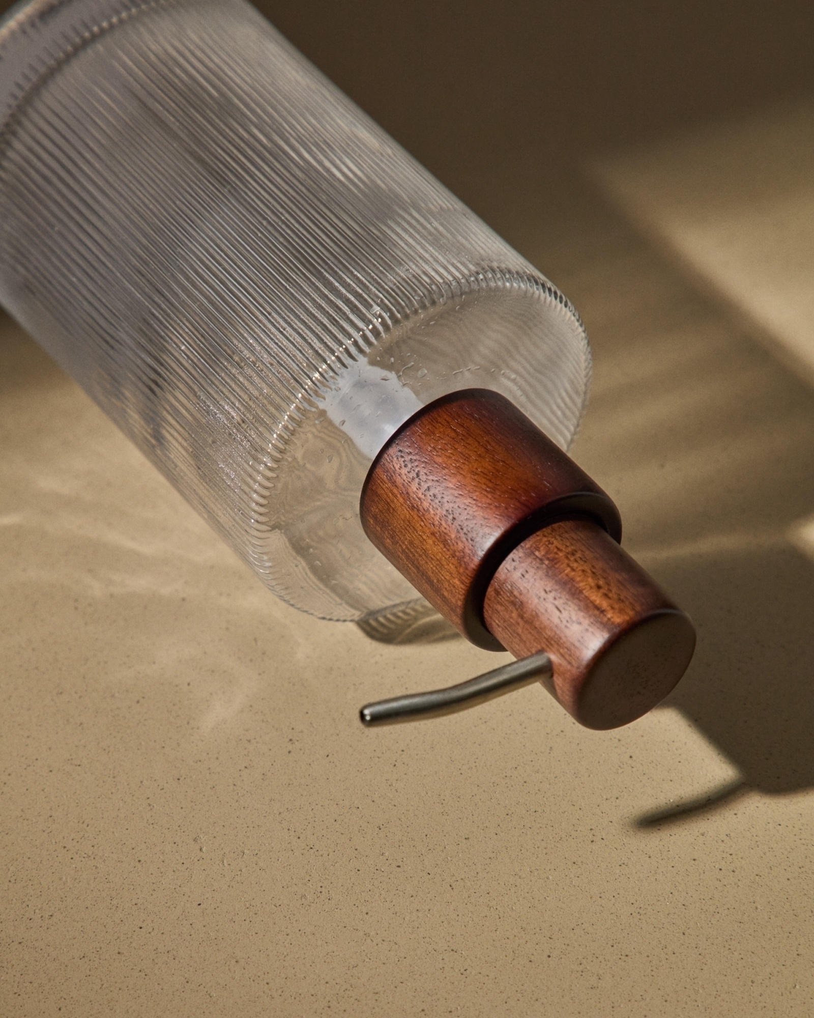 Дозатор для мыла Arlem из стекла и бамбука La Forma (ex Julia Grup)