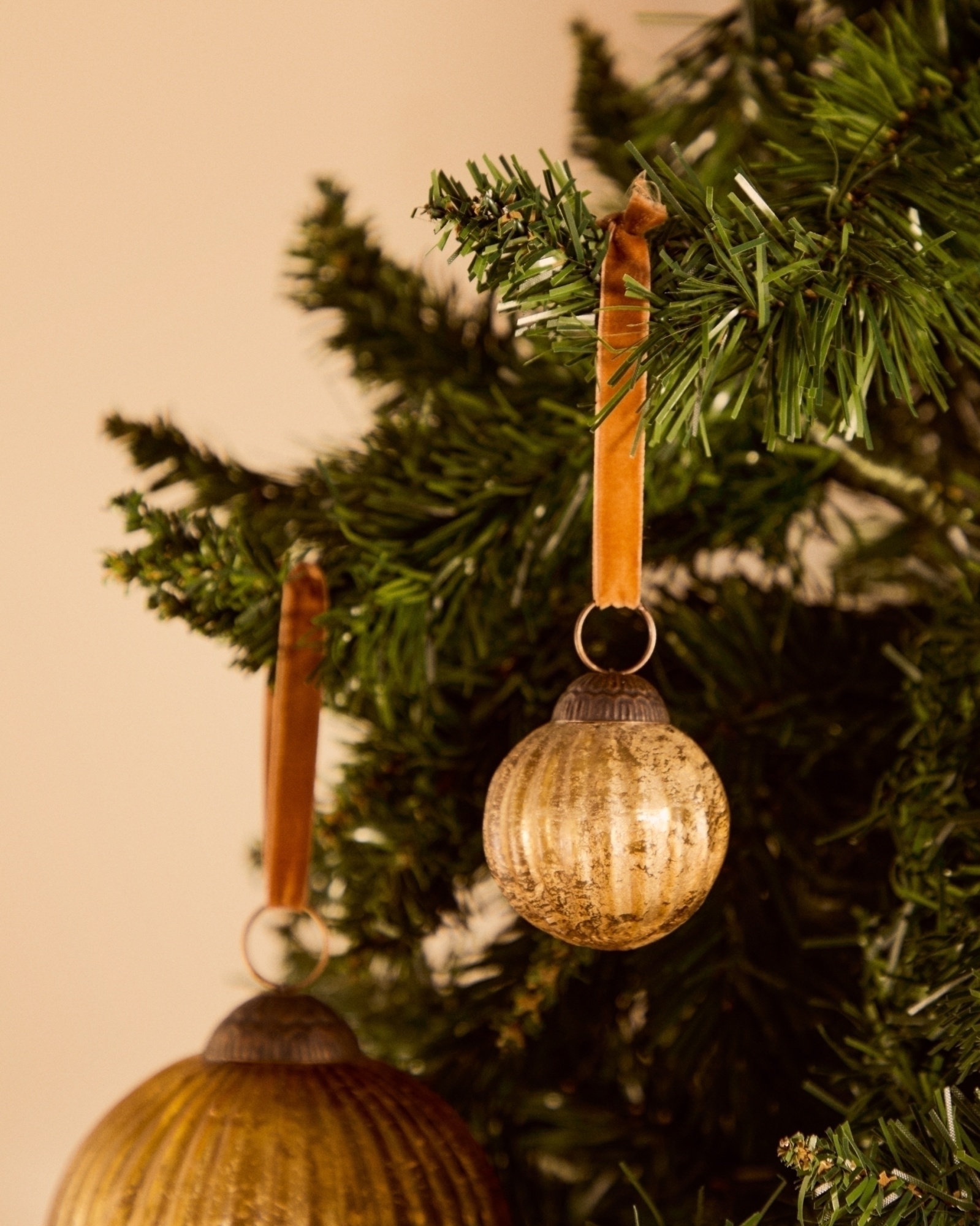 Набор из 4 елочных шаров Elur из переработанного стекла золотистого цвета, Ø 6 см La Forma (ex Julia Grup)