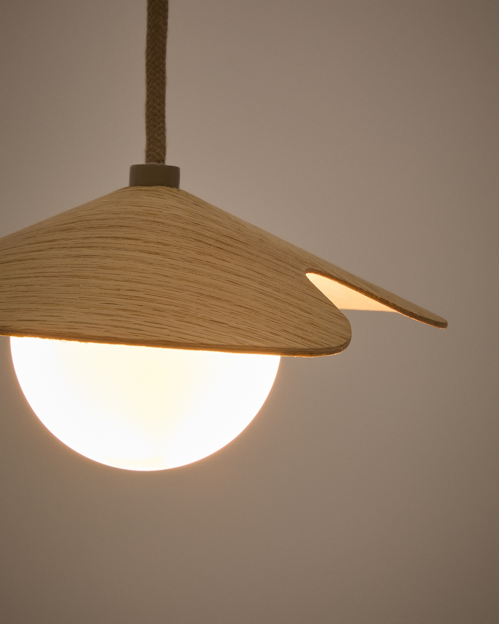 Потолочный светильник Wilara из дуба с шаром из белого матового стекла La Forma (ex Julia Grup)