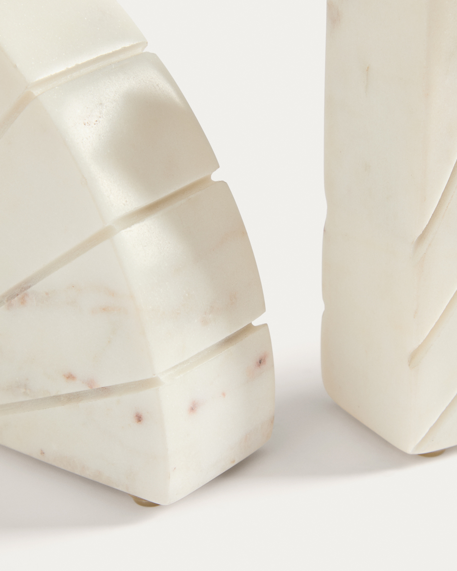 Подставка для книг Serela из белого мрамора La Forma 437084