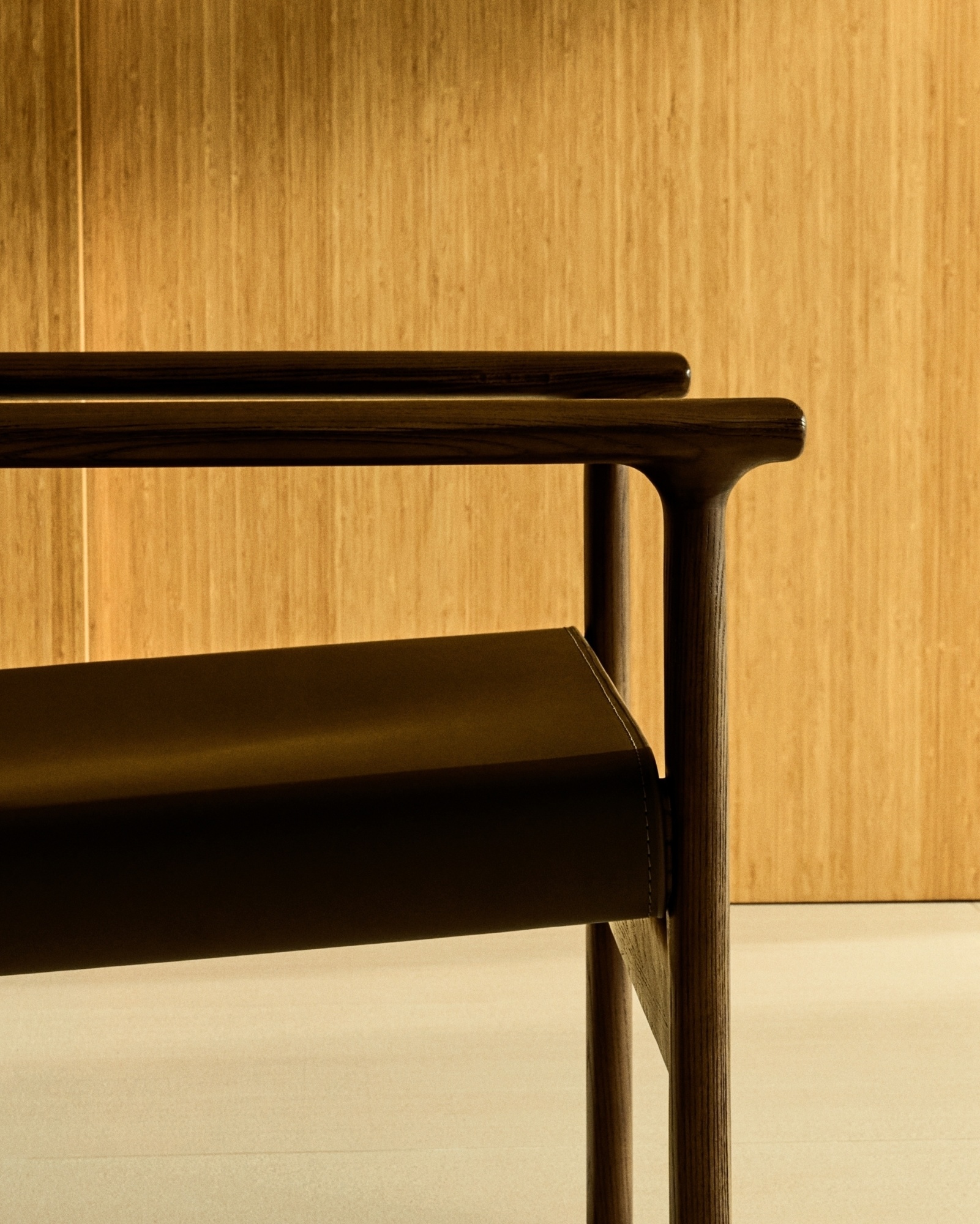 Кресло Jan из переработанной кожи темно-коричневого цвета и ясеня в ореховом цвете La Forma (ex Julia Grup)