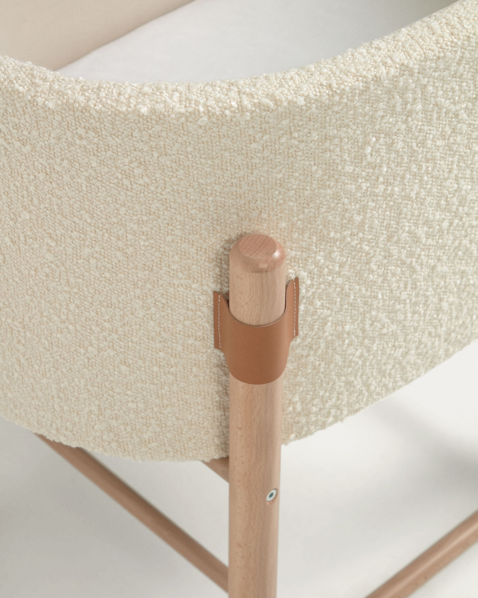 Кровать Adara Moses с белым флисом и ножками из массива бука 63 x 44,5 см La Forma 98456