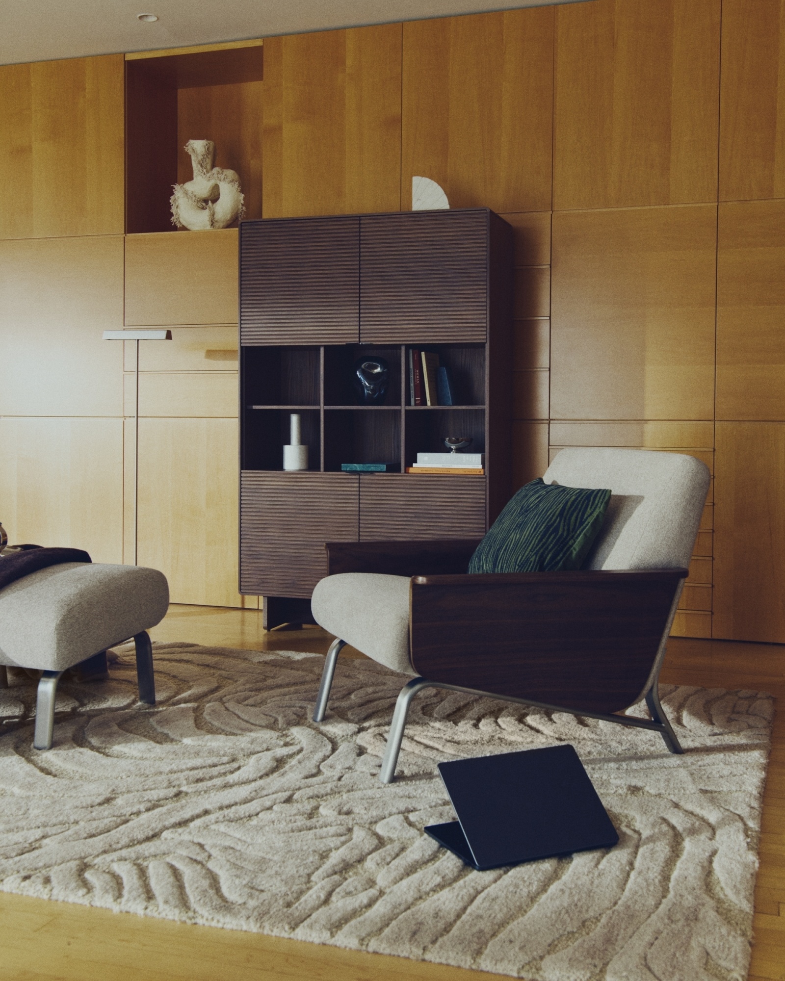 Кресло Amsen светло-коричневое из ореховой фанеры с ножками из стали La Forma (ex Julia Grup)