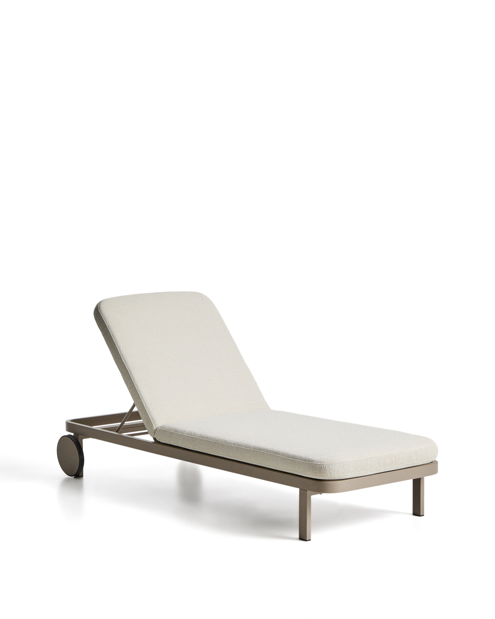 Шезлонг Kionia из алюминия цвета таупе La Forma 482011