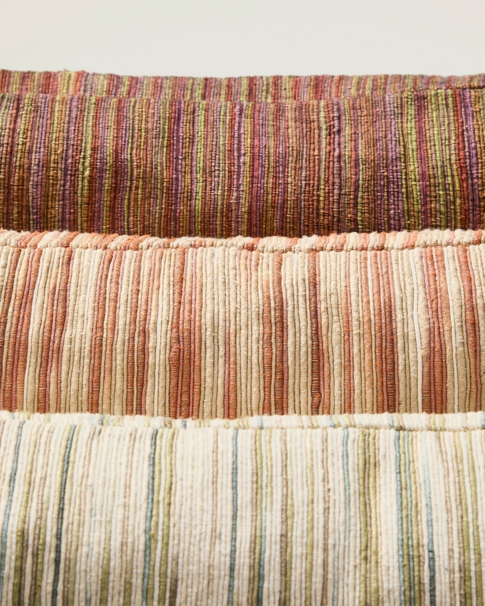 Чехол для подушки Zilora из жаккарда в красную и бежевую полоску La Forma (ex Julia Grup)