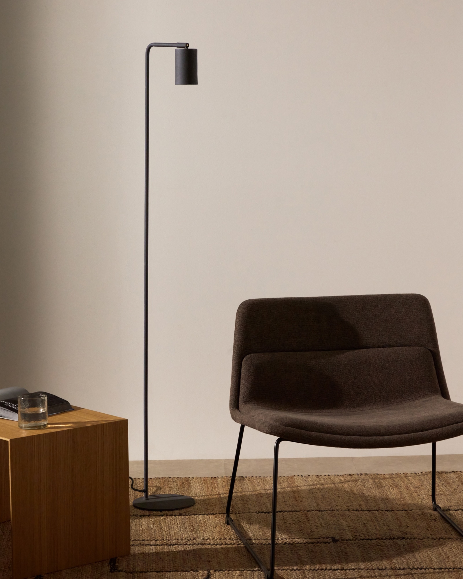 Напольный светильник Manie из металла с отделкой под черный чугун La Forma (ex Julia Grup)