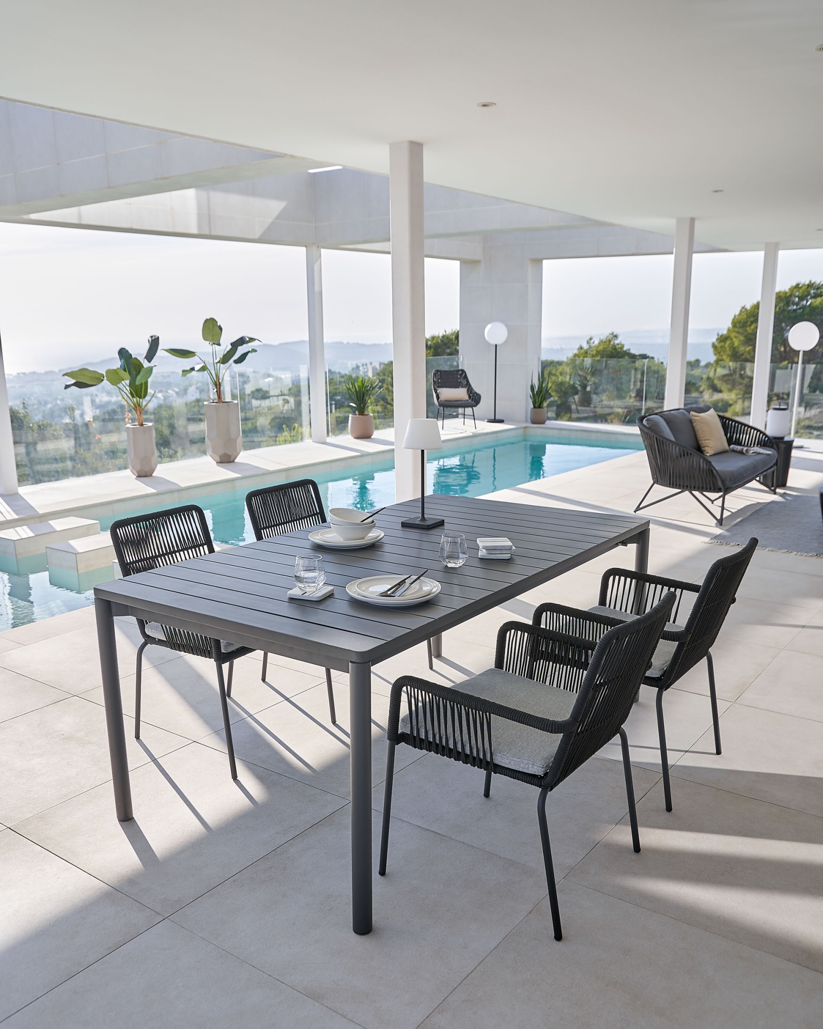 Настольная лампа Verona из полиэтилена и металла с черной отделкой La Forma (ex Julia Grup)