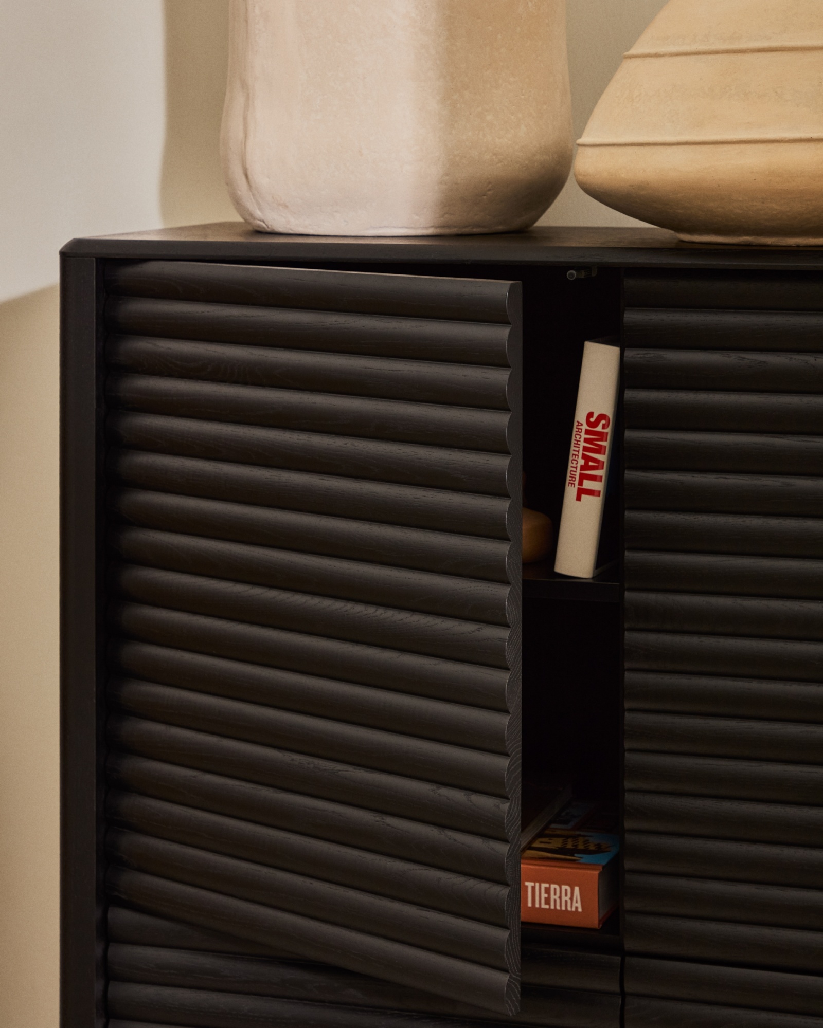 Высокий буфет Lenon, черный 4 дверцы из массива и шпона дуба La Forma (ex Julia Grup)