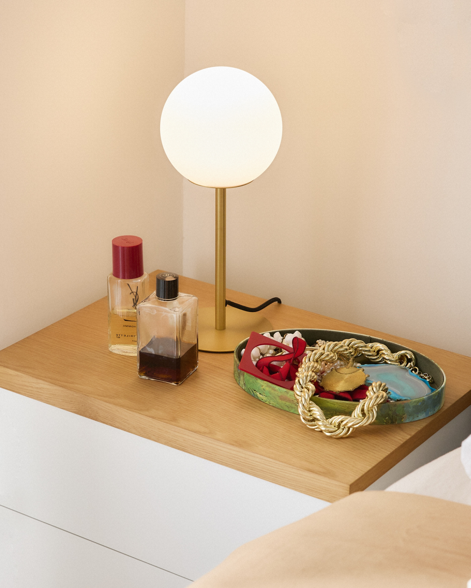 Настольная лампа Brisia в матовой латунной отделке со стеклянным плафоном Ø15 см La Forma 434729