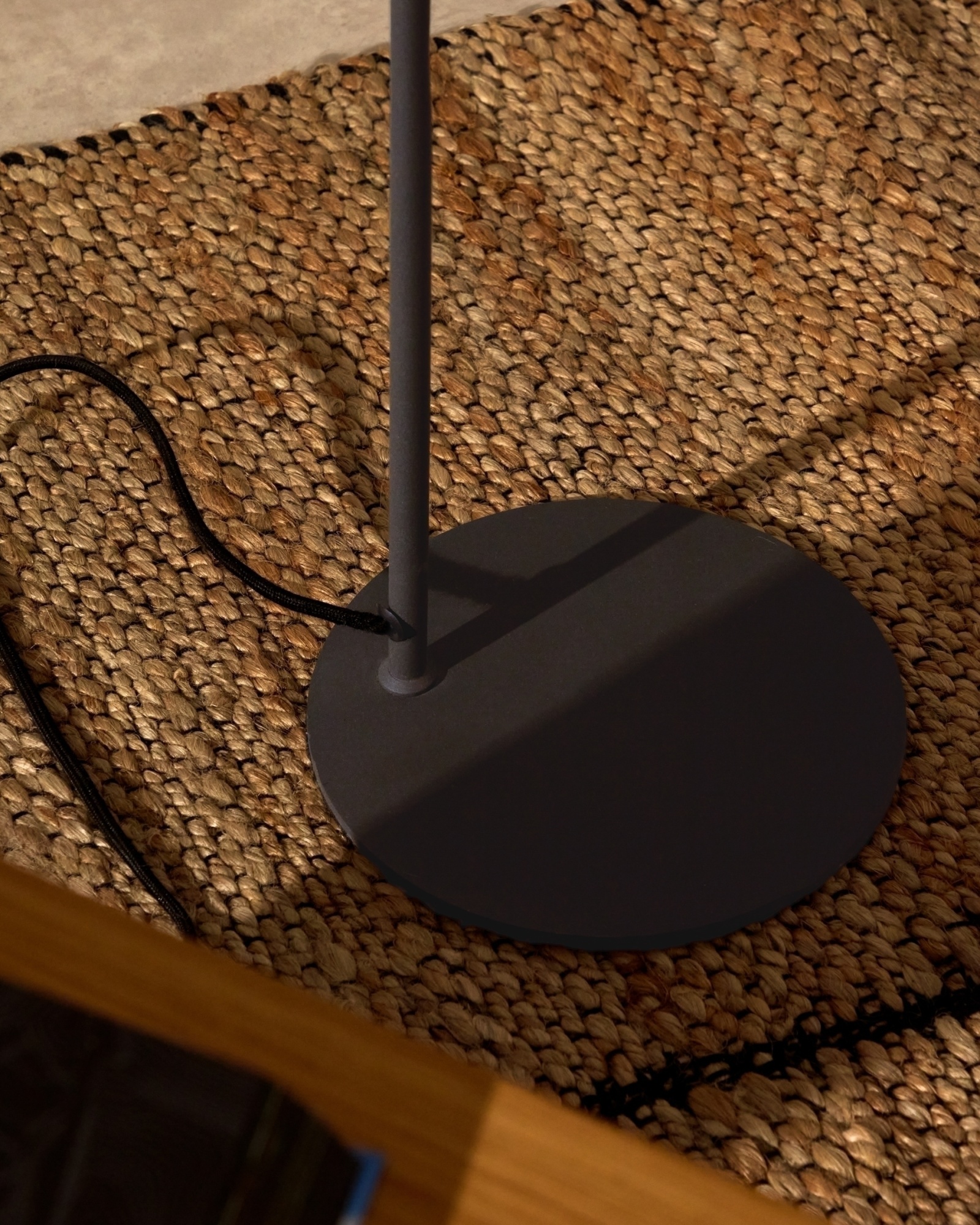 Напольный светильник Manie из металла с отделкой под черный чугун La Forma (ex Julia Grup)