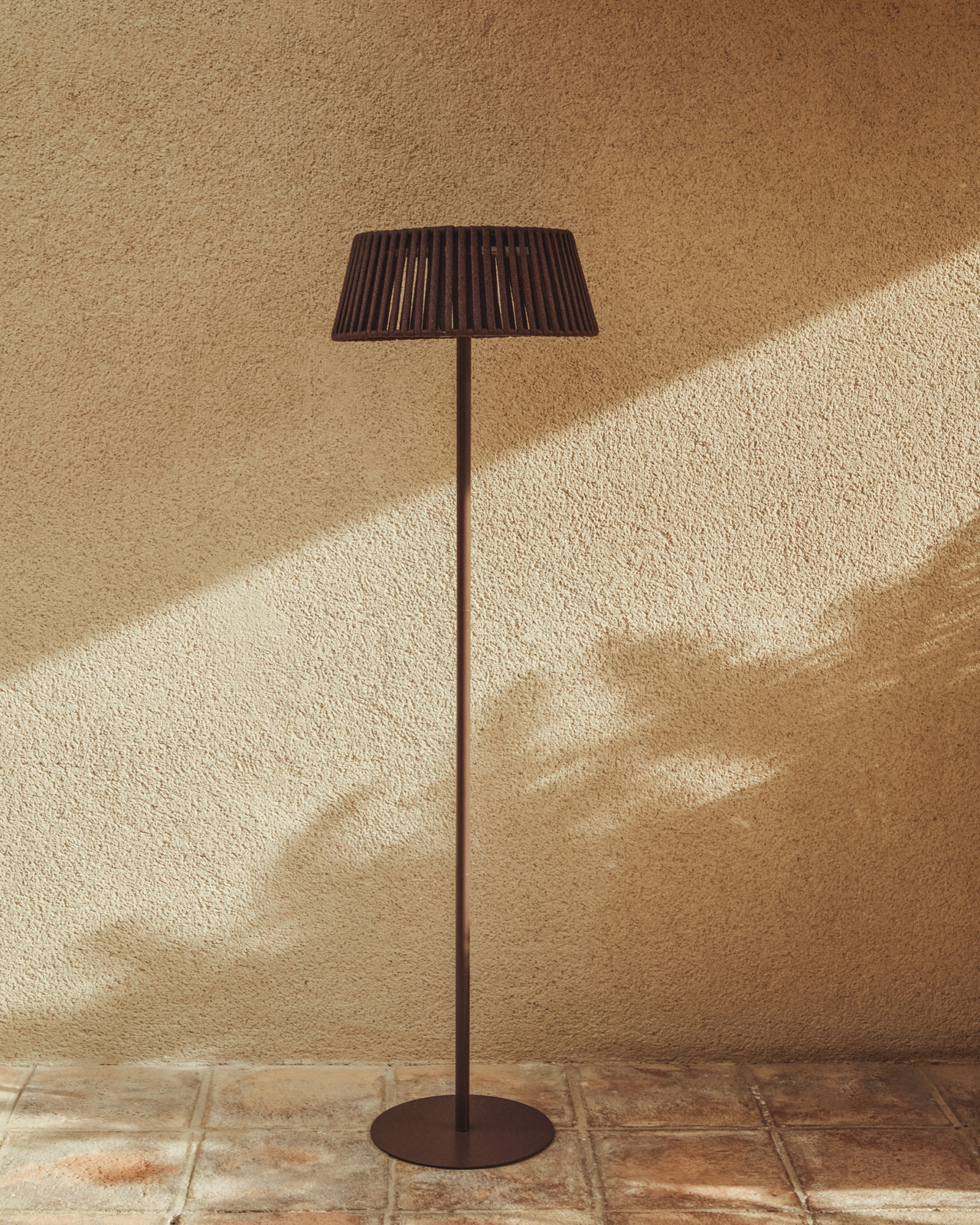 Уличный торшер Aldet на солнечных батареях коричневый, диаметр 46 см La Forma 482389