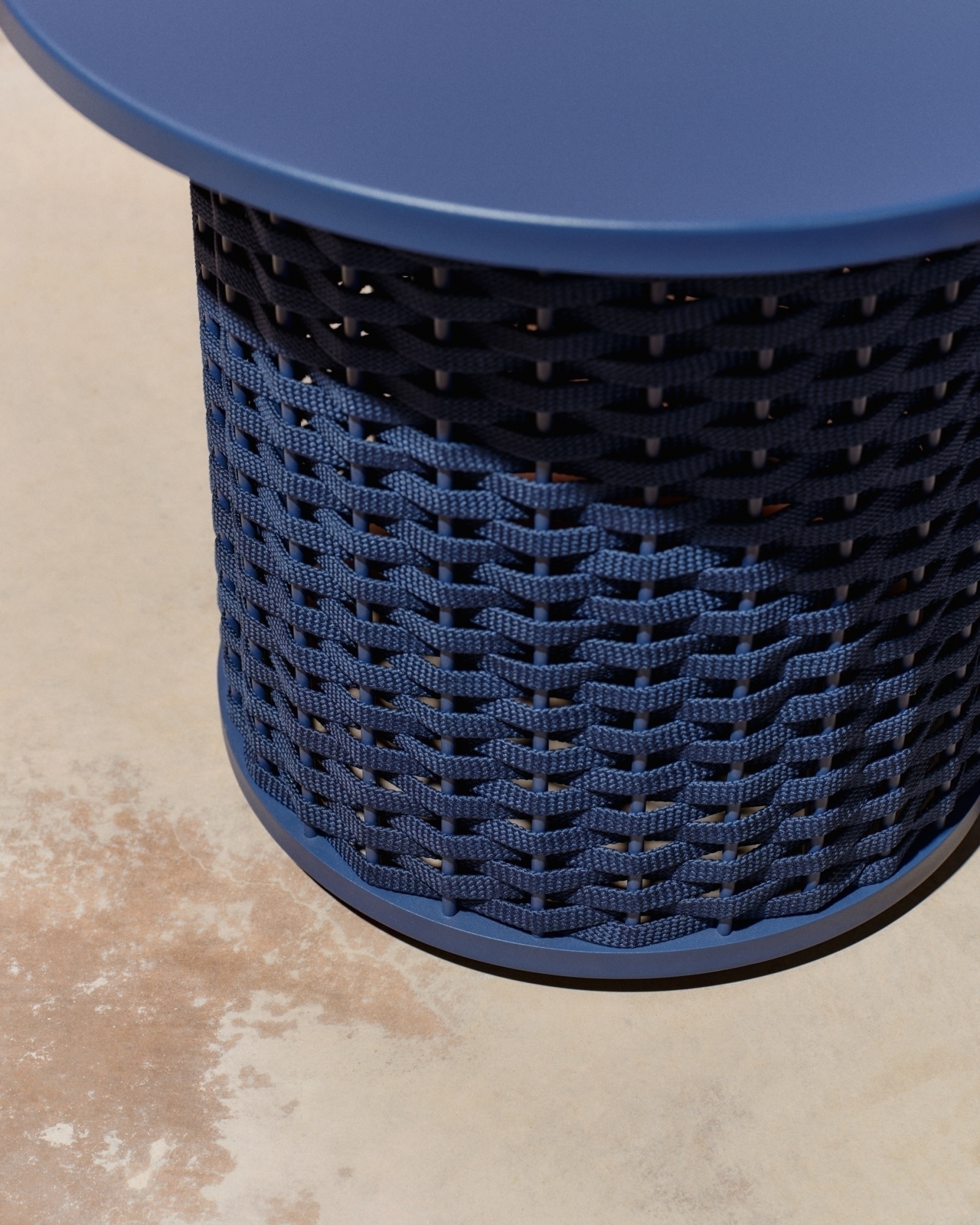 Уличный приставной столик Sedalis из алюминия и веревки синего цвета Ø50 см La Forma (ex Julia Grup)