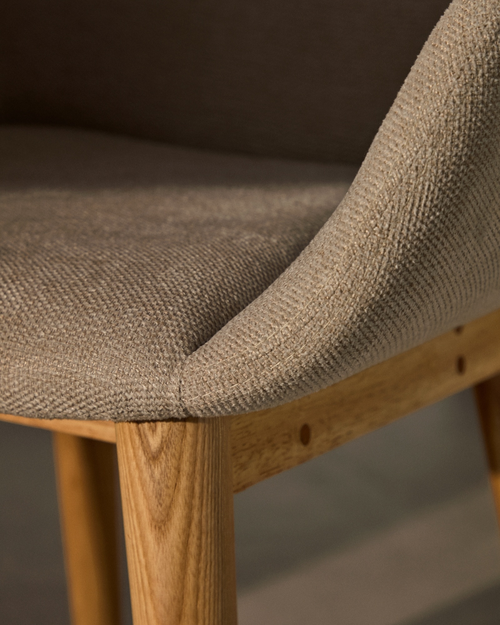 Стул Konna бежевого цвета с ножками из массива ясеня La Forma (ex Julia Grup)