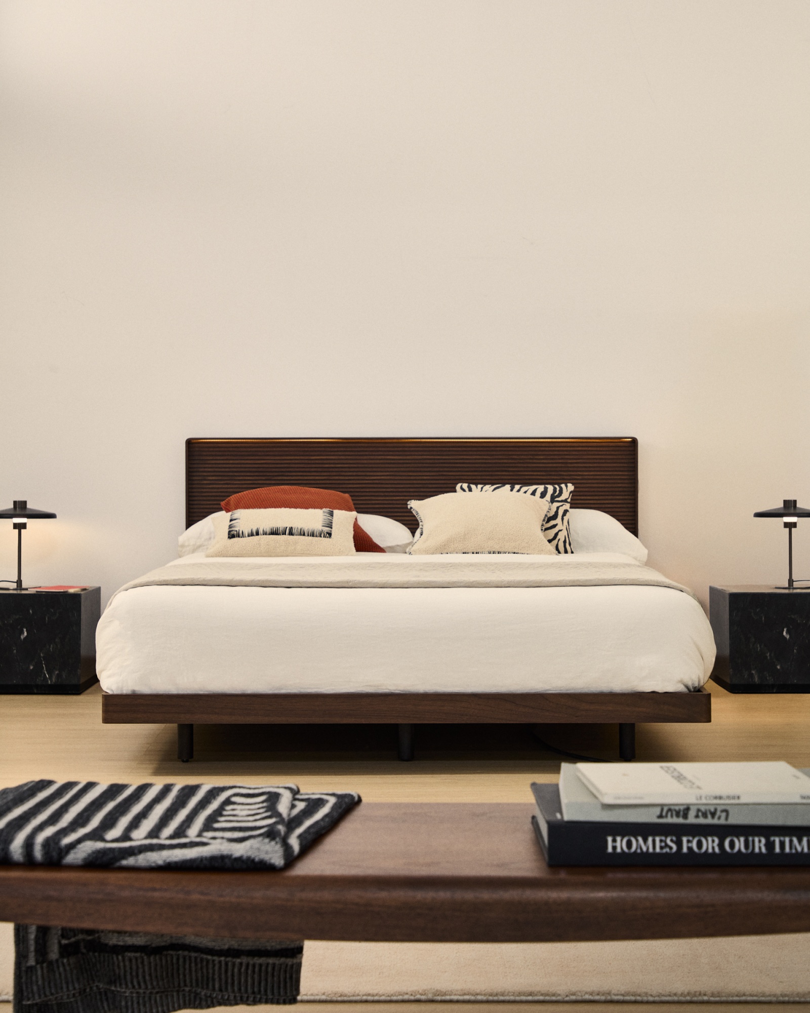 Кровать Norlen из орехового шпона с темной отделкой LED 180 x 200 см La Forma (ex Julia Grup)