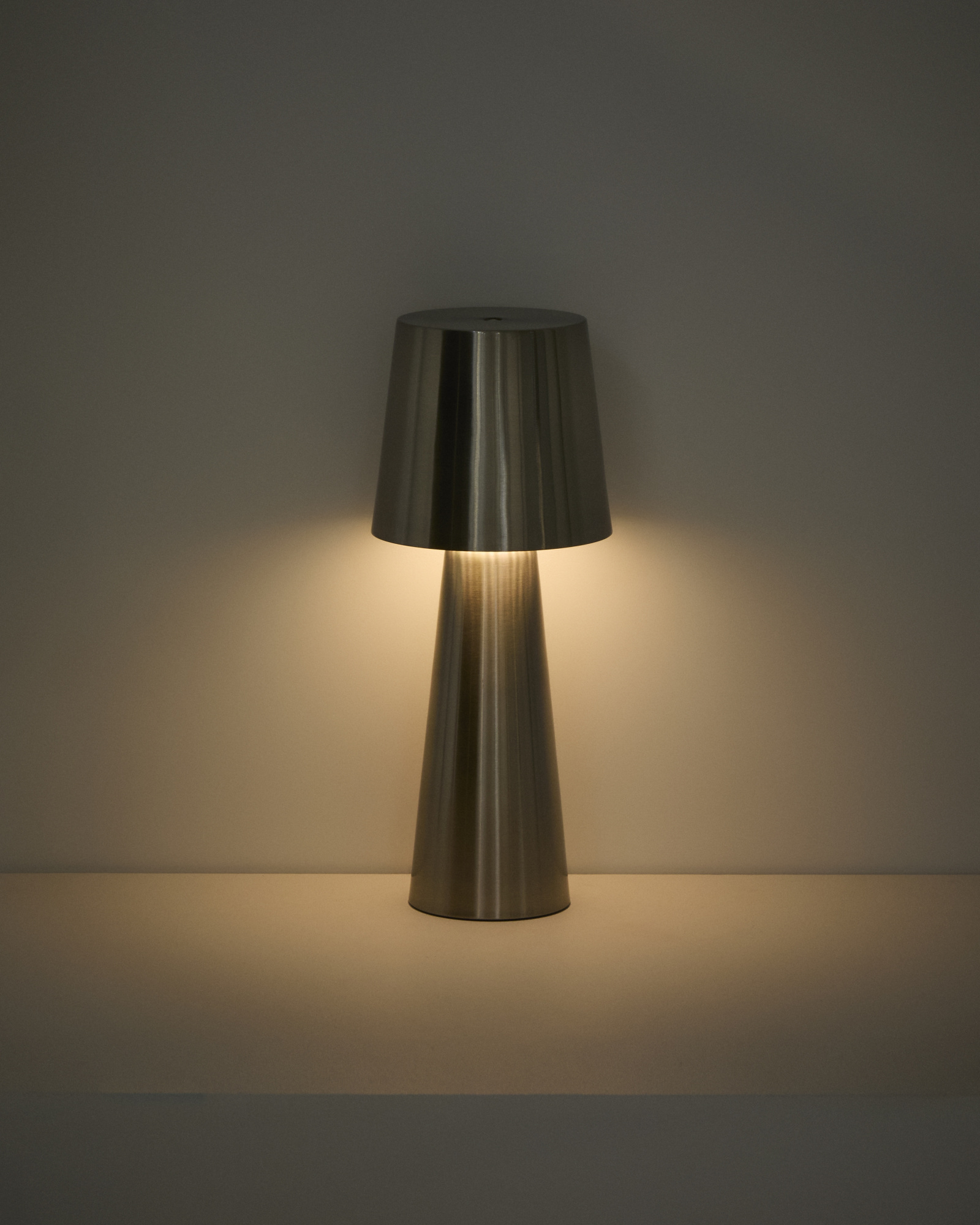 Настольная лампа Arenys большая из металла с блестящей серебристой отделкой La Forma 482407