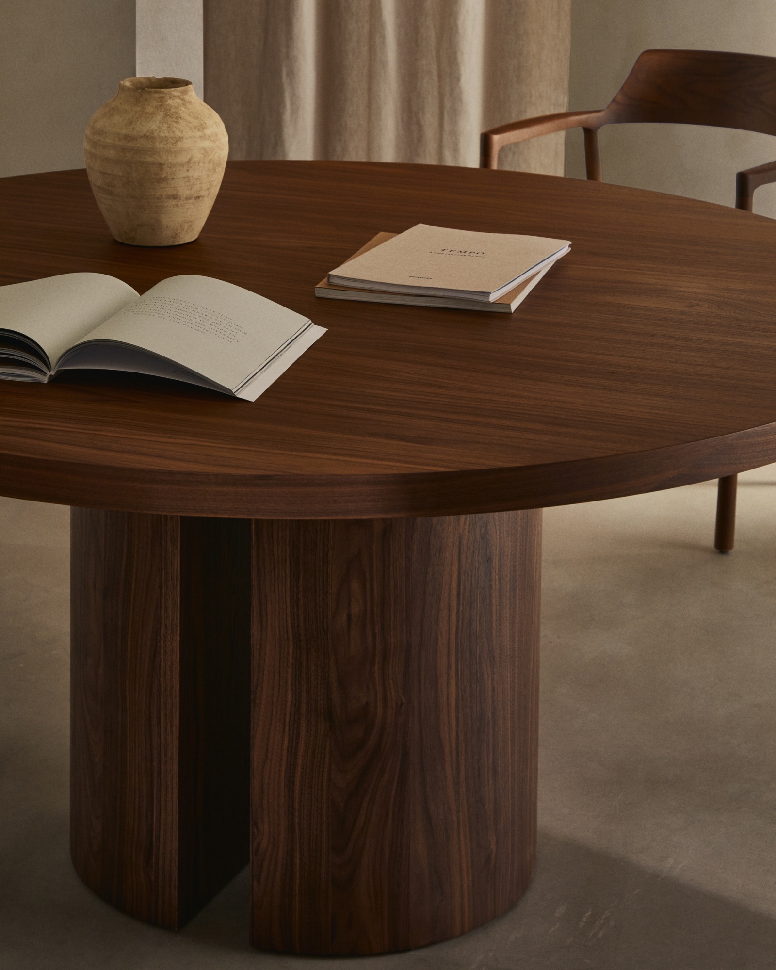 Круглый стол Nealy с ореховым шпоном в темной отделке, Ø 150 см La Forma (ex Julia Grup)