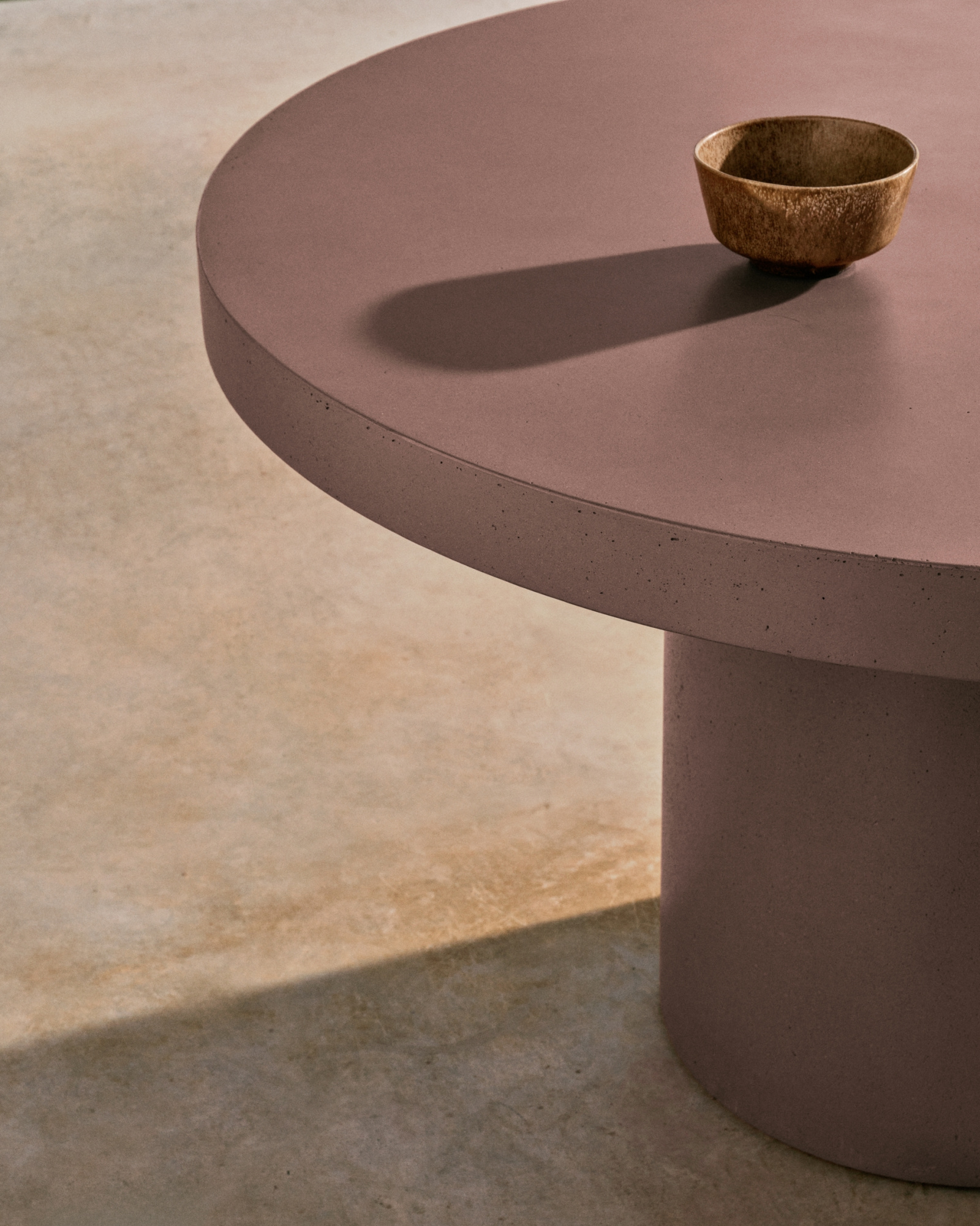 Aiguablava Журнальный столик терракотовый цементный Ø120 см La Forma 251192