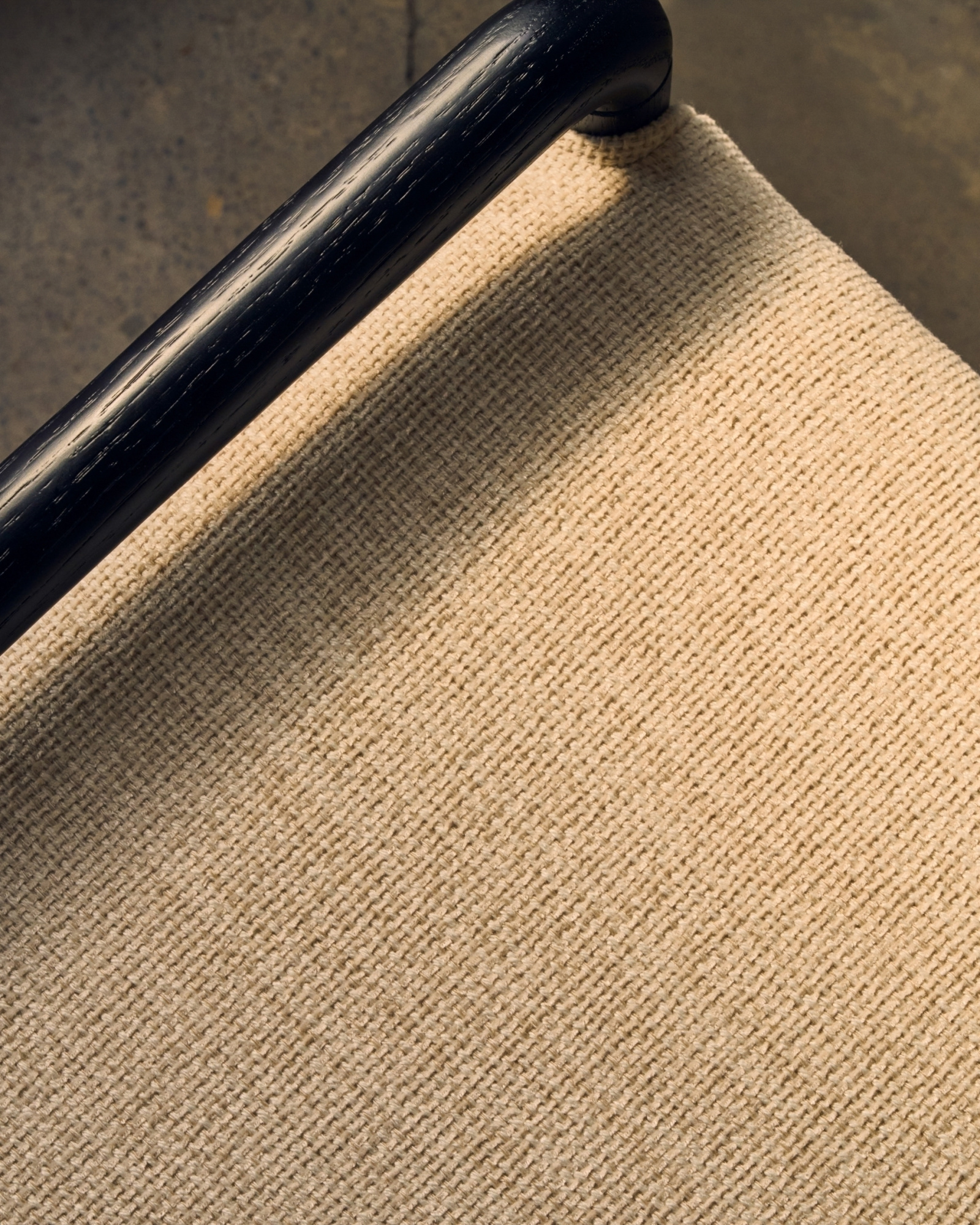 Скамейка Macaret со съемным чехлом из массива дуба с черной отделкой 120 см La Forma 191524