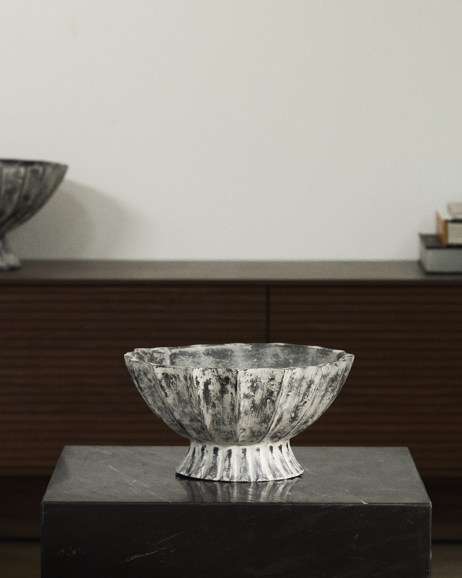 Ваза Valura из папье-маше серая Ø 26 см La Forma (ex Julia Grup)