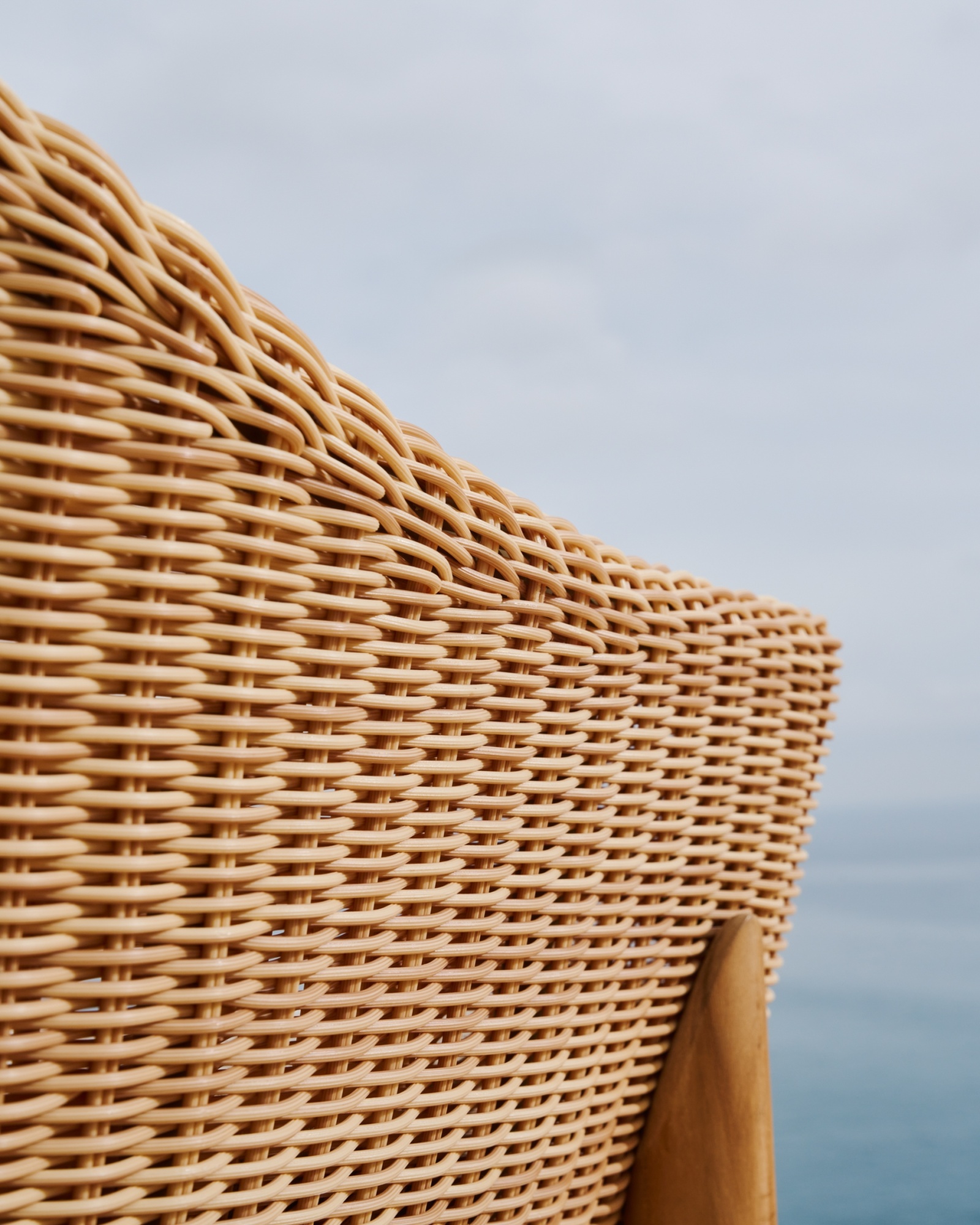 Полубарный стул Galea из тикового дерева и синтетического ротанга, 65 см La Forma (ex Julia Grup)