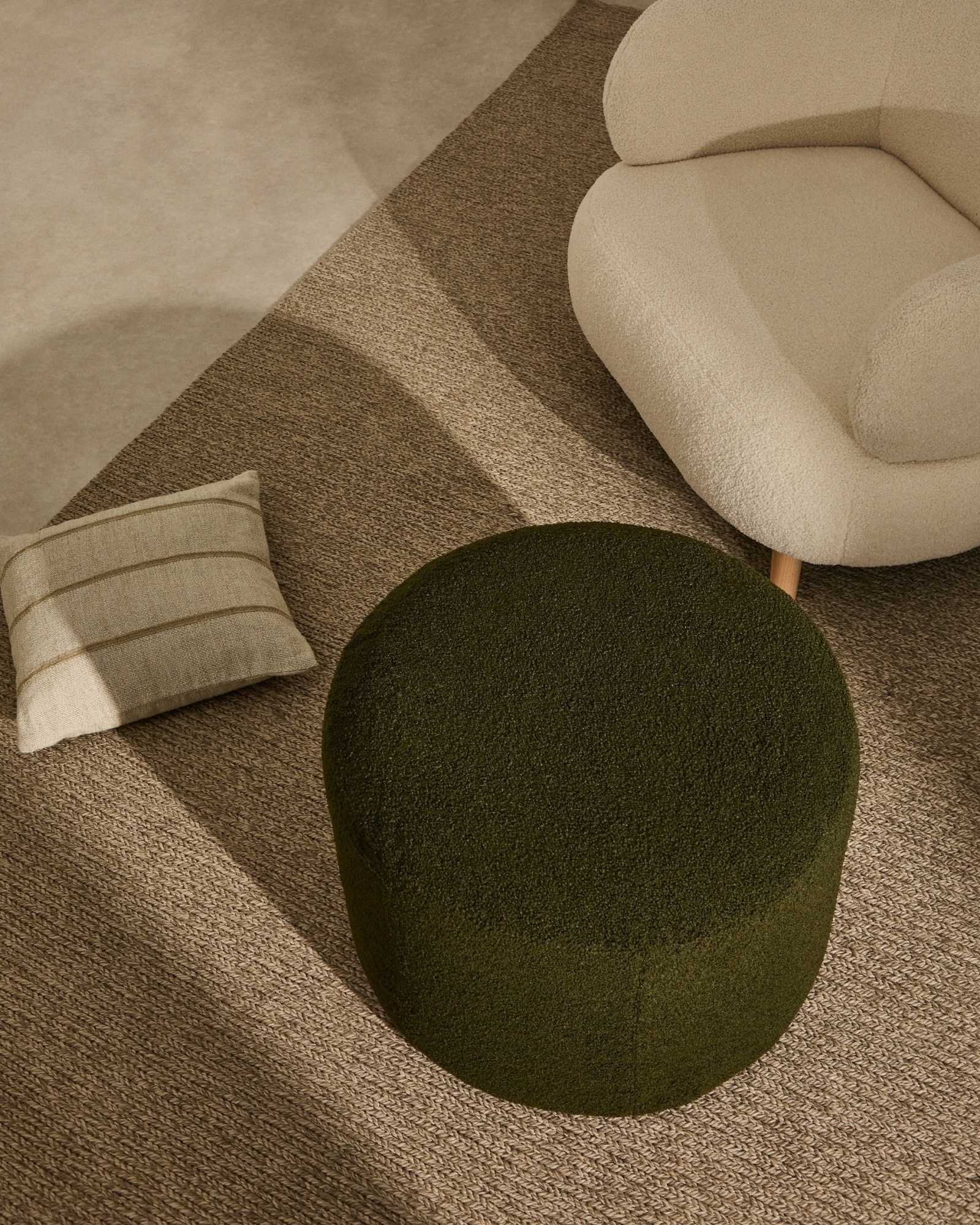 Пуф Kaeli со съемным чехлом из зеленого букле Ø 43 см La Forma (ex Julia Grup)