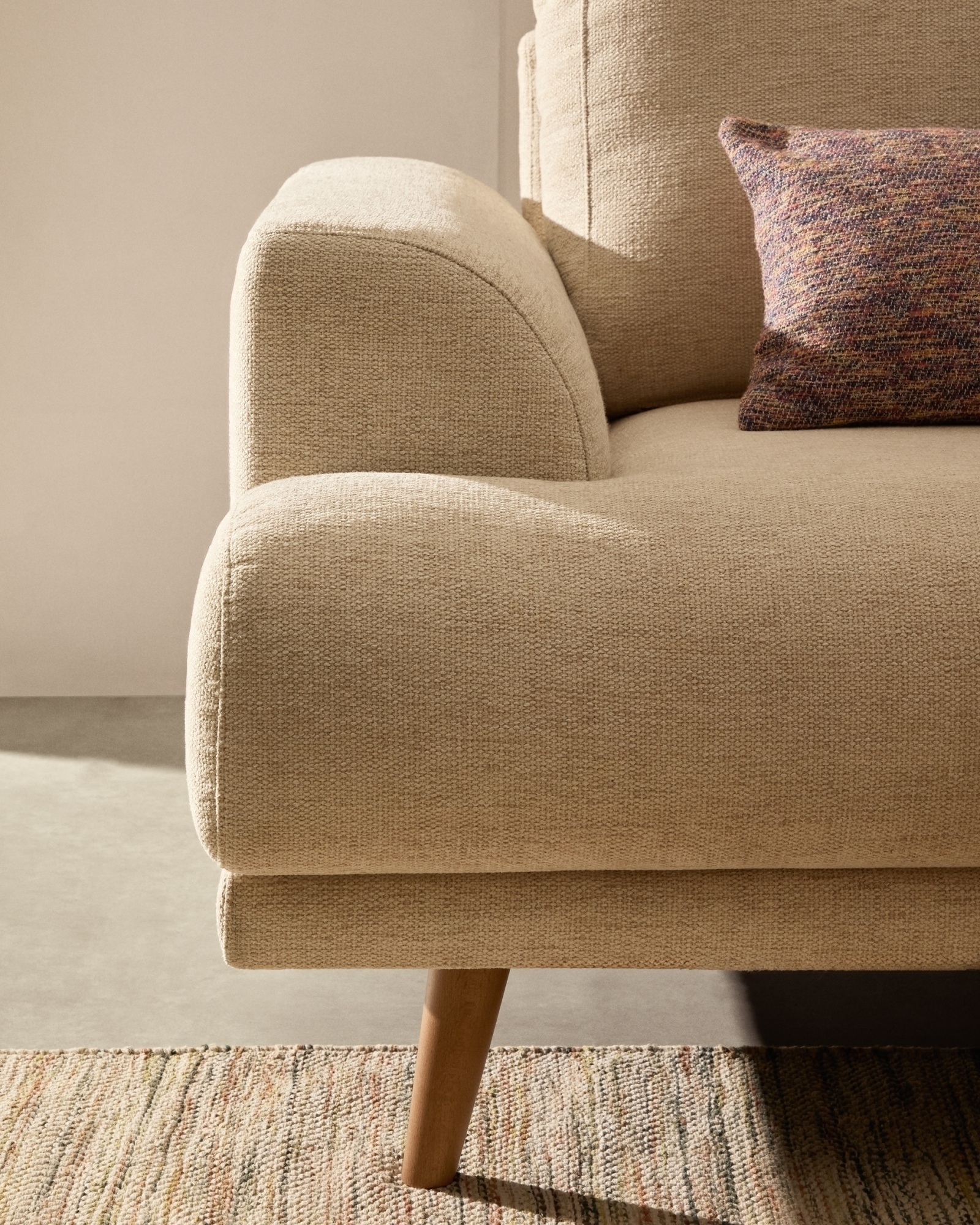 Karin Двухместный белый диван с ножками из массива бука 210 см La Forma (ex Julia Grup)