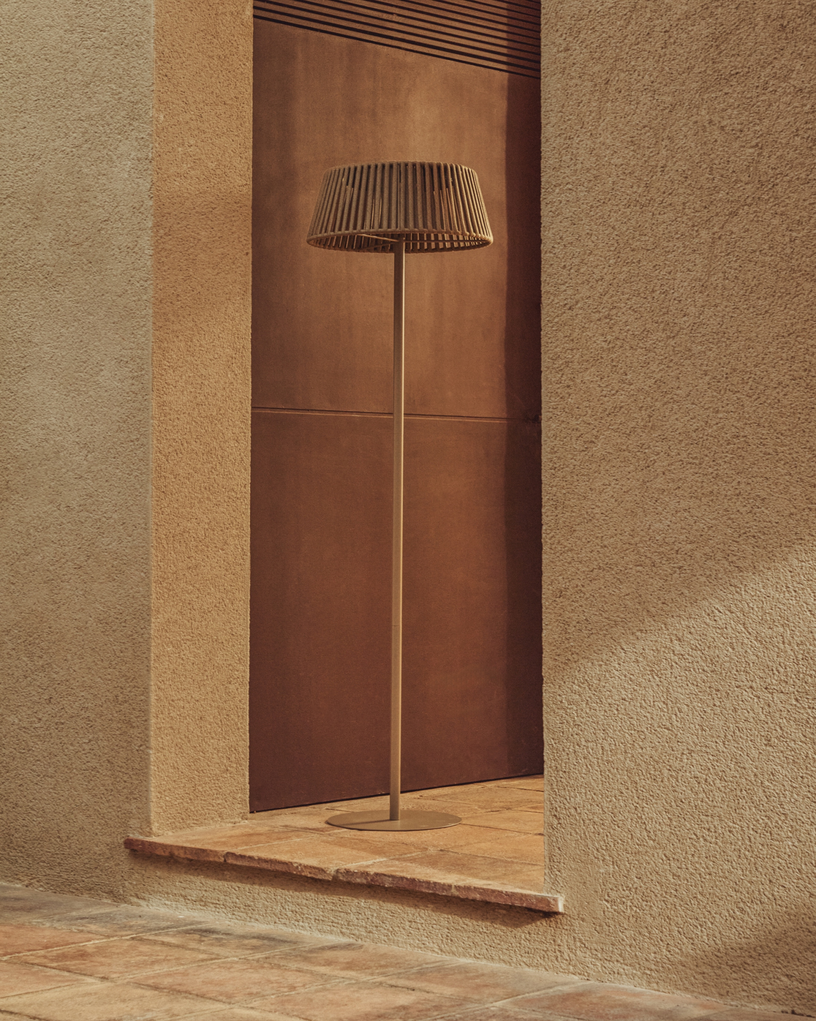 Уличный торшер Aldet на солнечных батареях бежевый, диаметр 46 см La Forma 482391