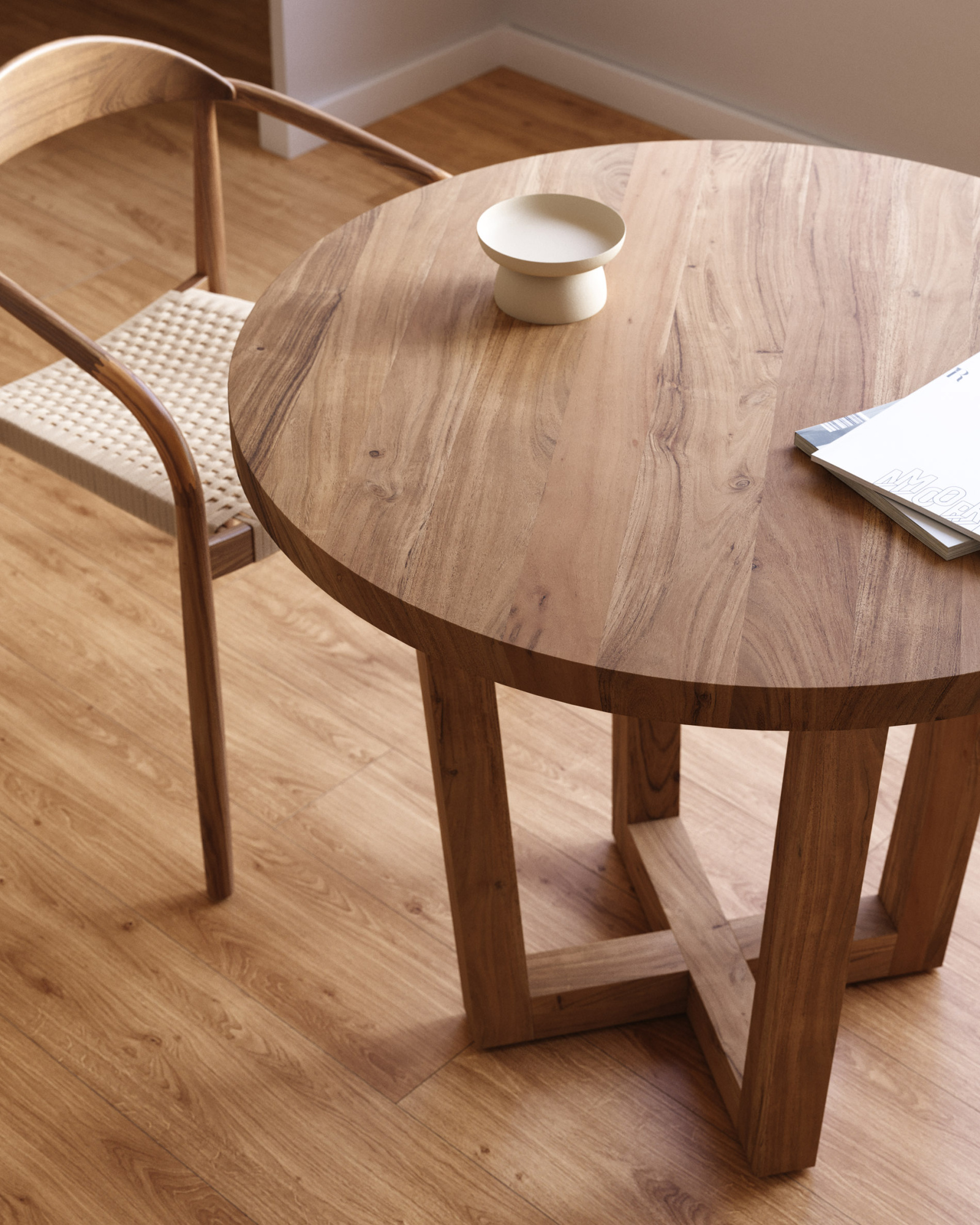 Круглый стол Nahla из массива акации с натуральной отделкой Ø 90 см La Forma 110423