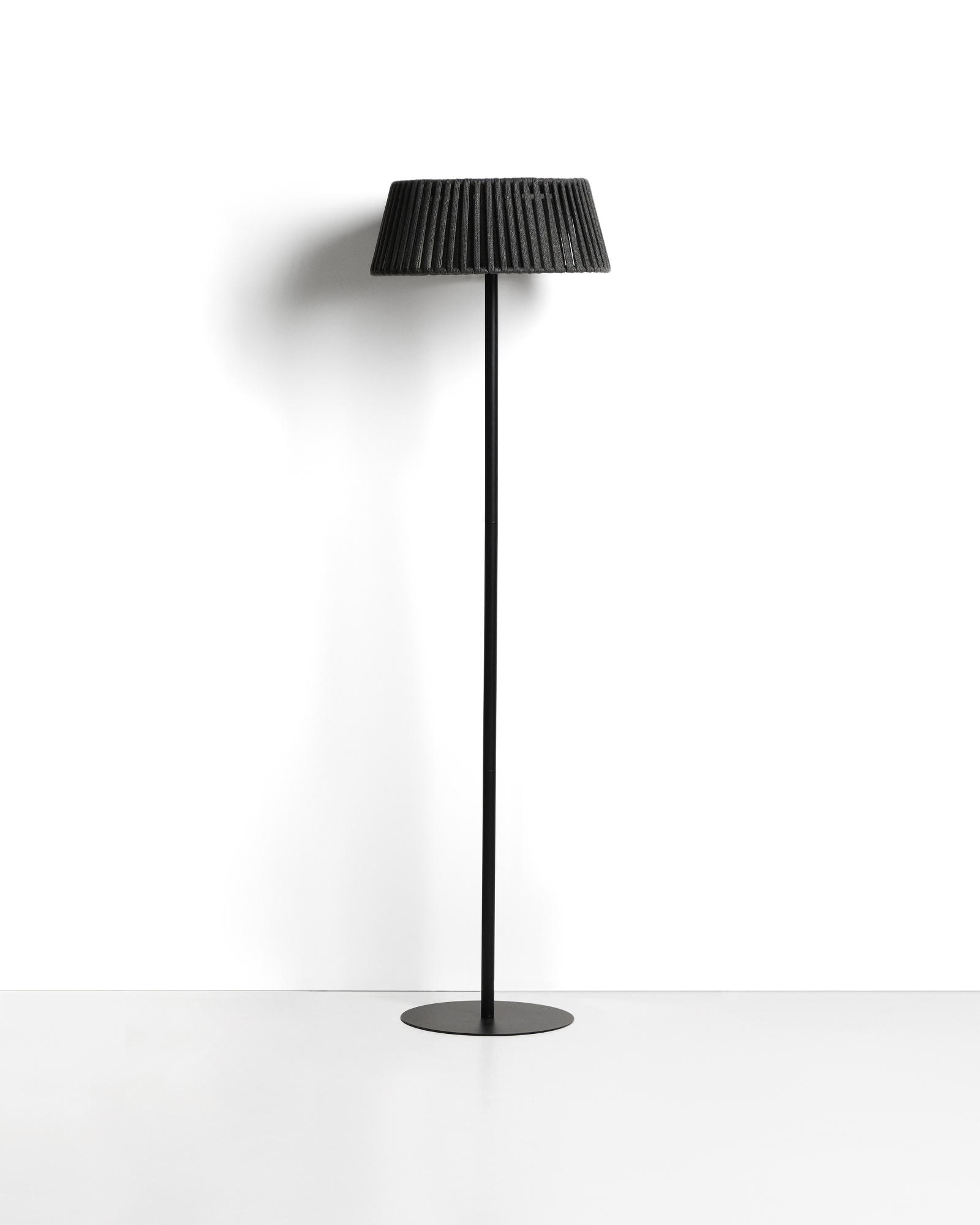 Уличный торшер Aldet на солнечных батареях черный, диаметр 46 см La Forma 482385