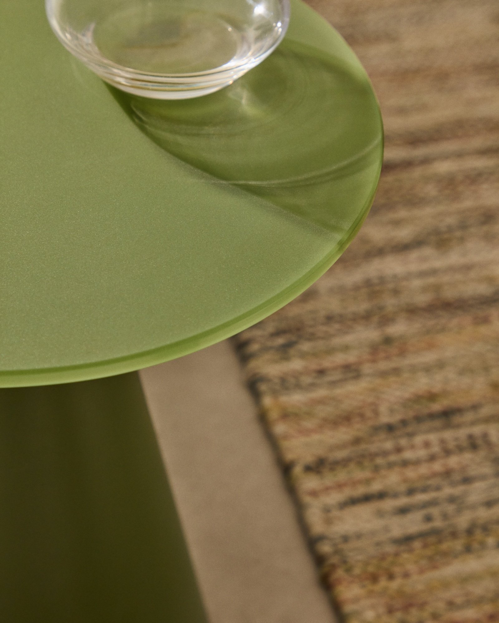 Журнальный столик Wilshire из стекла и стали зеленый Ø30cm La Forma (ex Julia Grup)