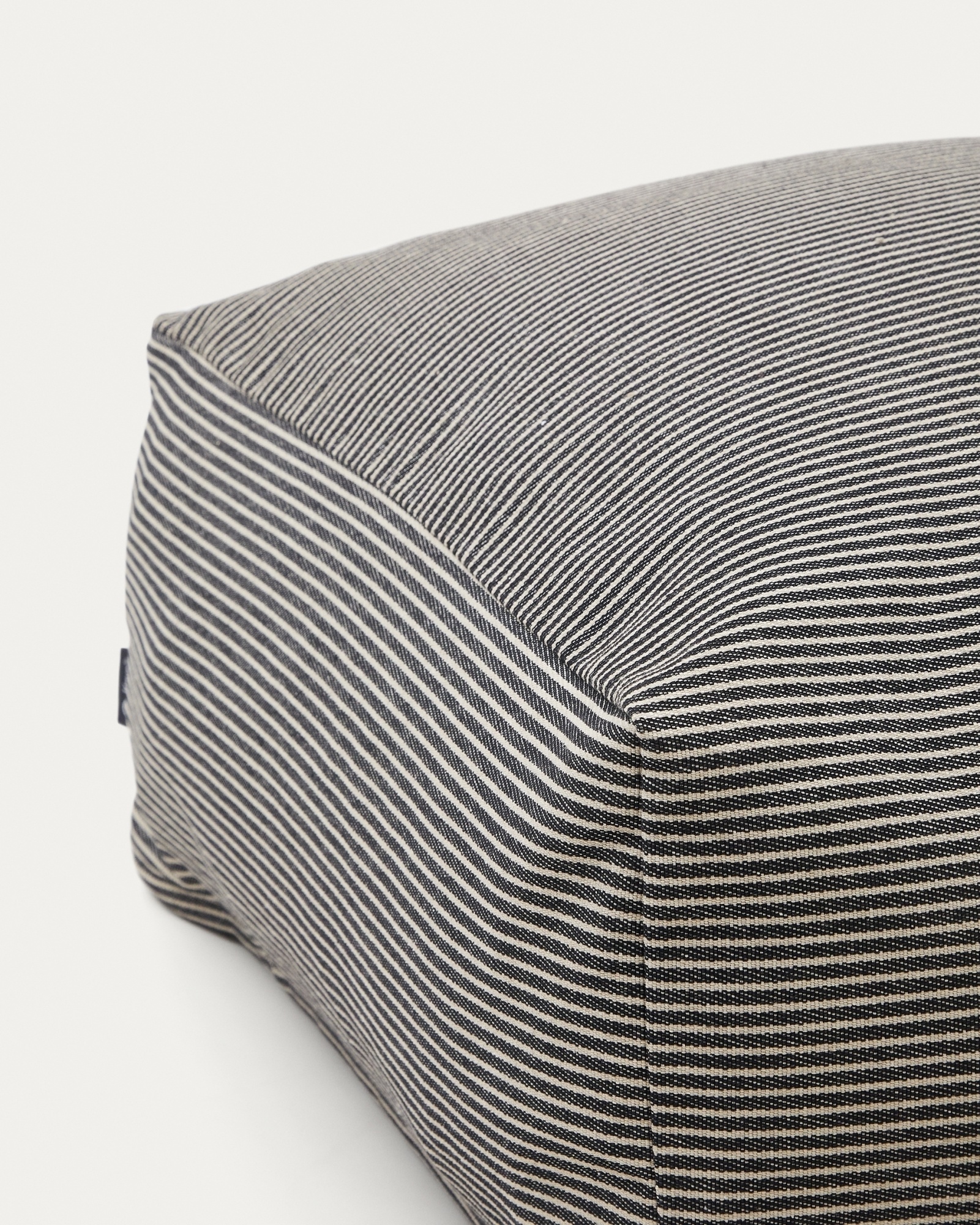 Пуф Famara со съемным чехлом из хлопка с темно-синими полосками 60 x 60 La Forma (ex Julia Grup)