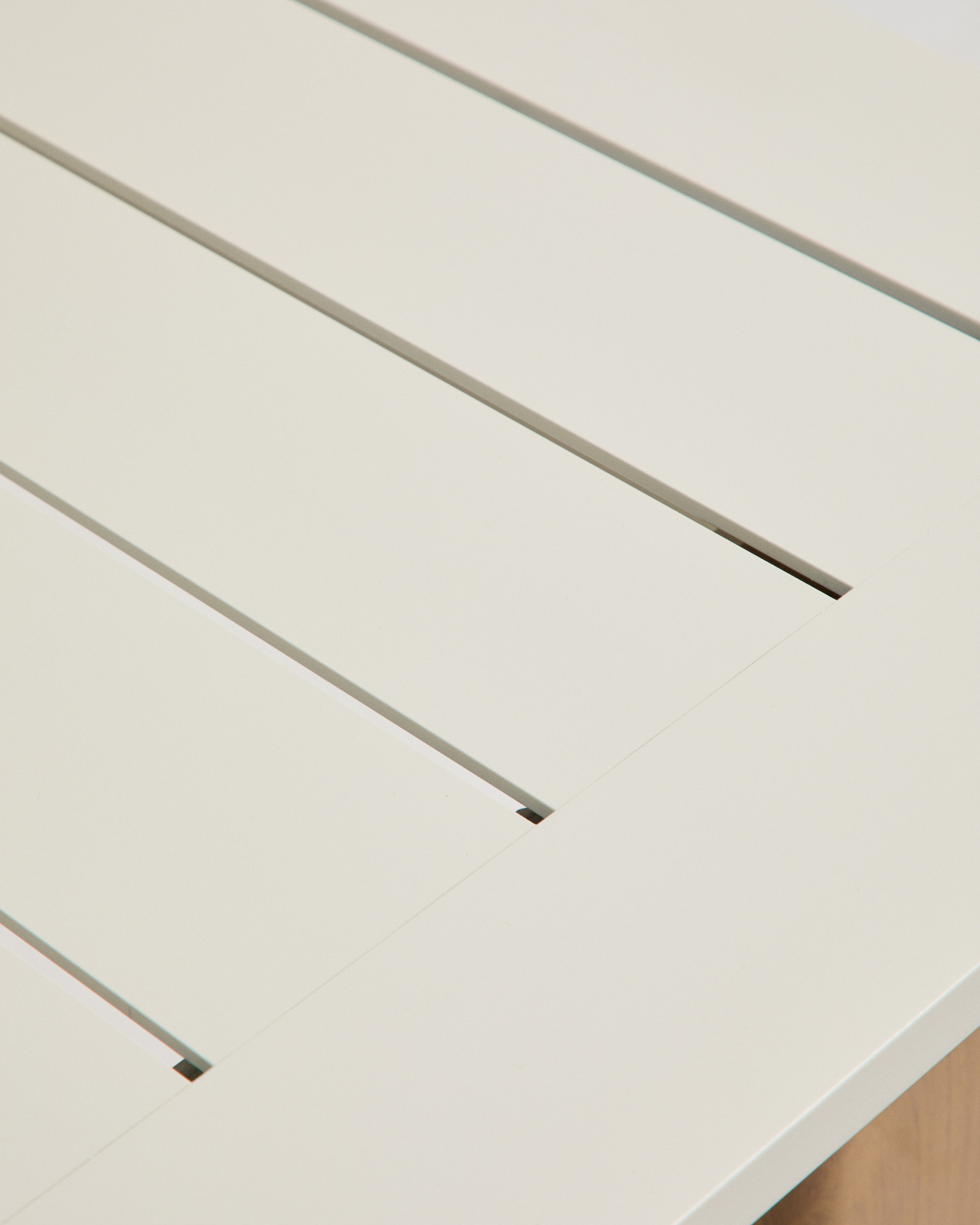 Раздвижной уличный стол Livorno из бежевого алюминия с ножками под дерево, 233(350) x 100 см La Forma 482610