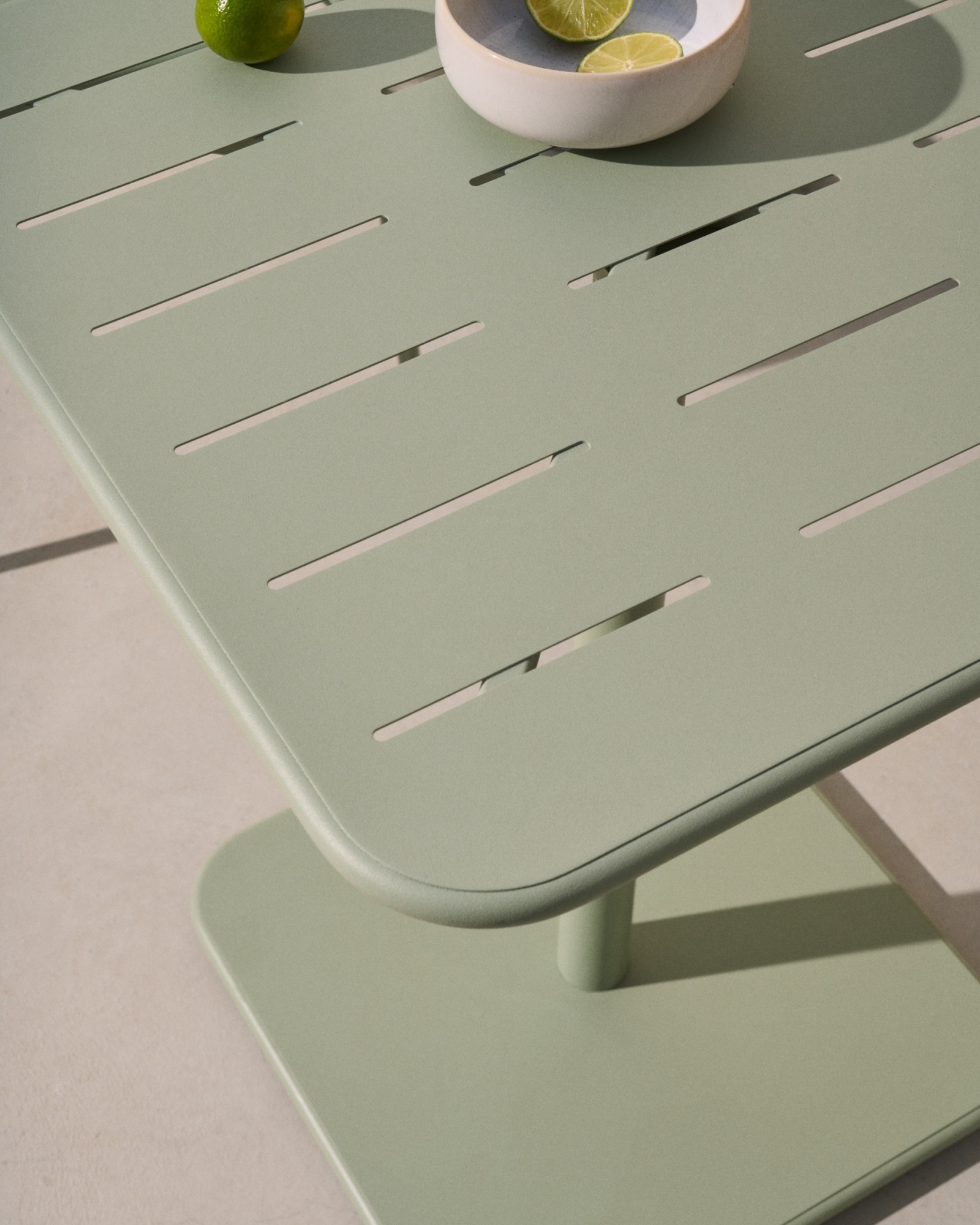 Уличный стол Brai из оцинкованной стали бирюзового цвета 70 x 70 см La Forma (ex Julia Grup)