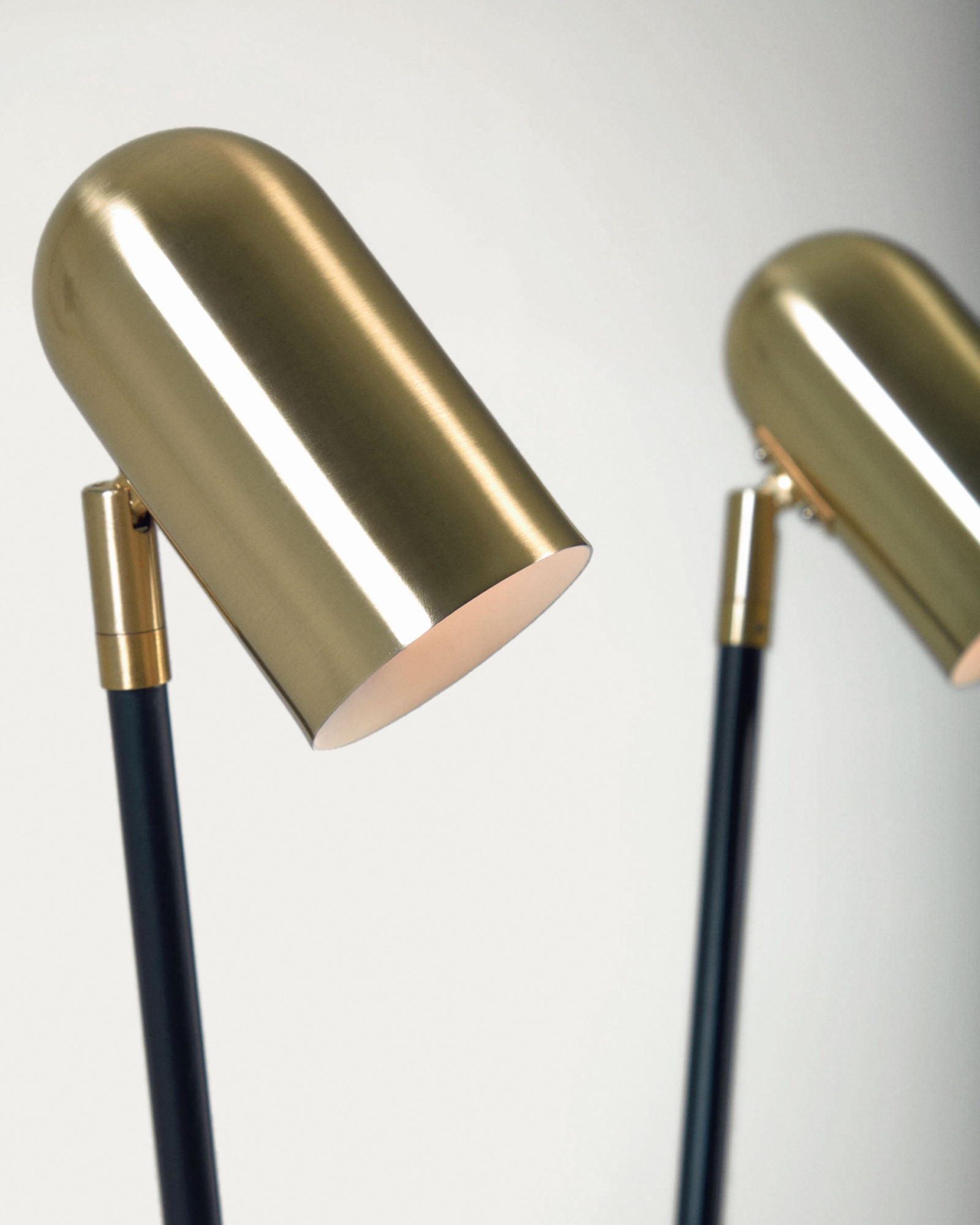 Торшер Clemence из черного металла с абажурами с золотой отделкой La Forma (ex Julia Grup)