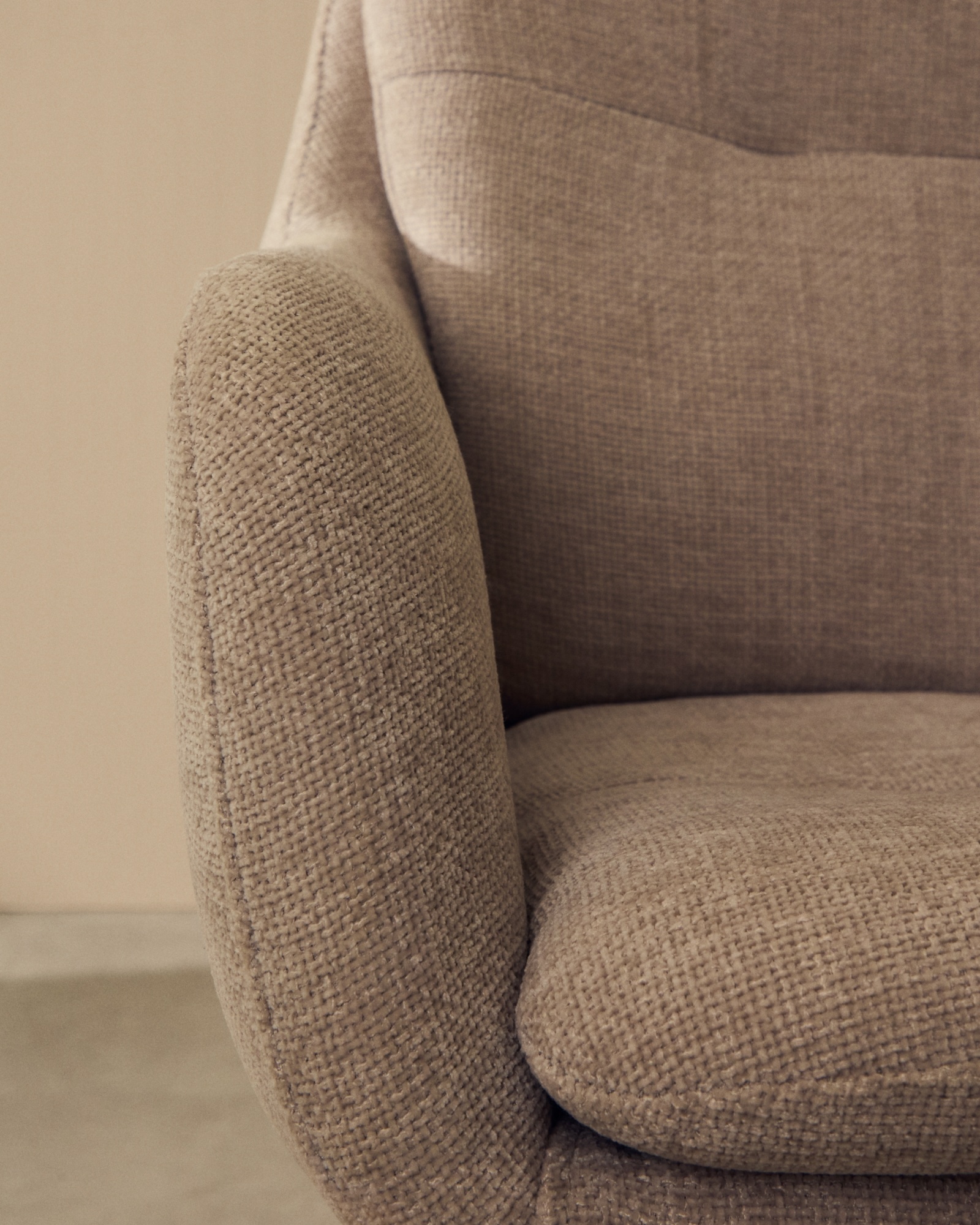 Поворотное кресло Lexa из бежевой синели с бежевыми ножками La Forma (ex Julia Grup)