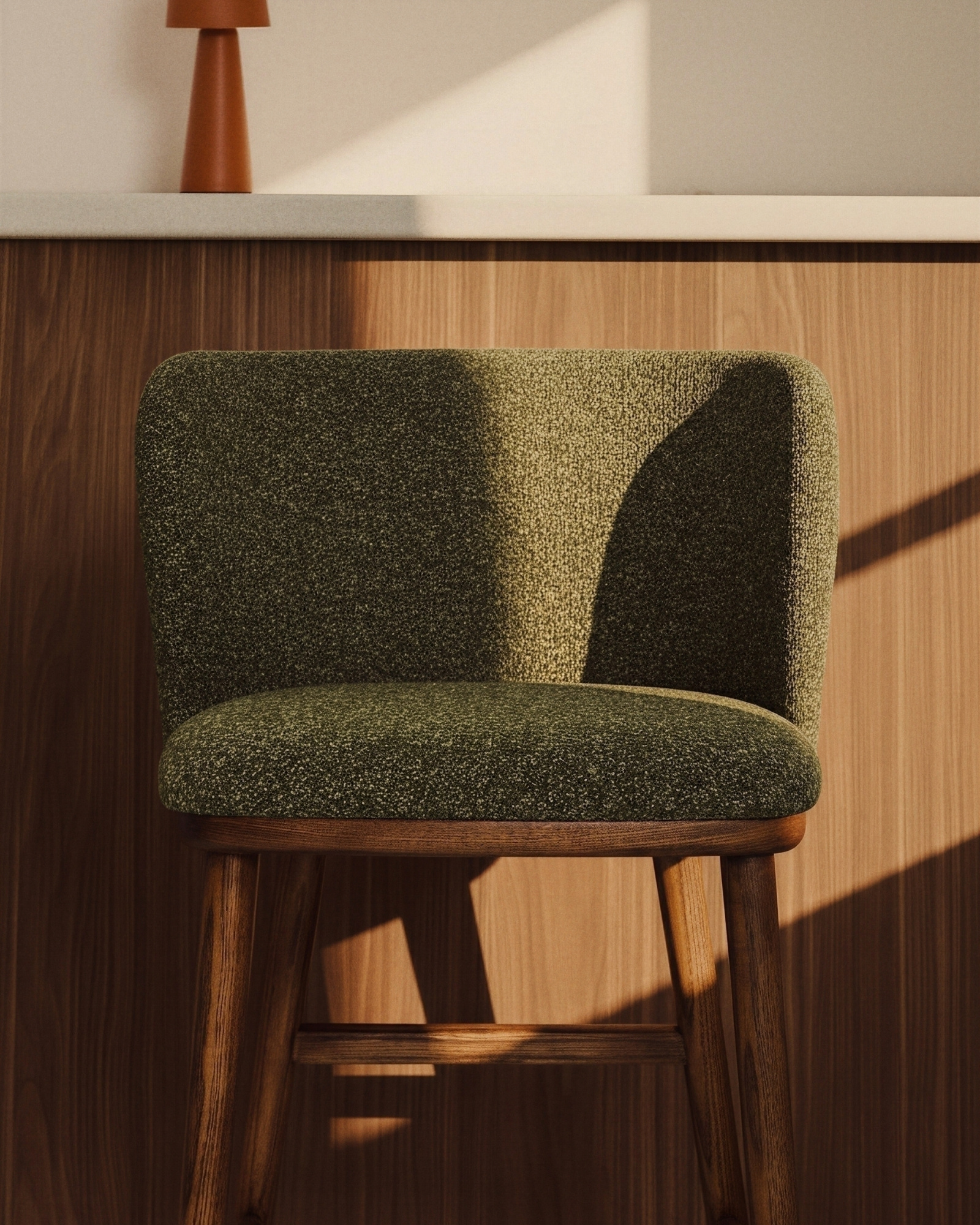 Барный стул Ciselia из темно-зеленого шенилла с ножками из ясеня в отделке орех La Forma 463523
