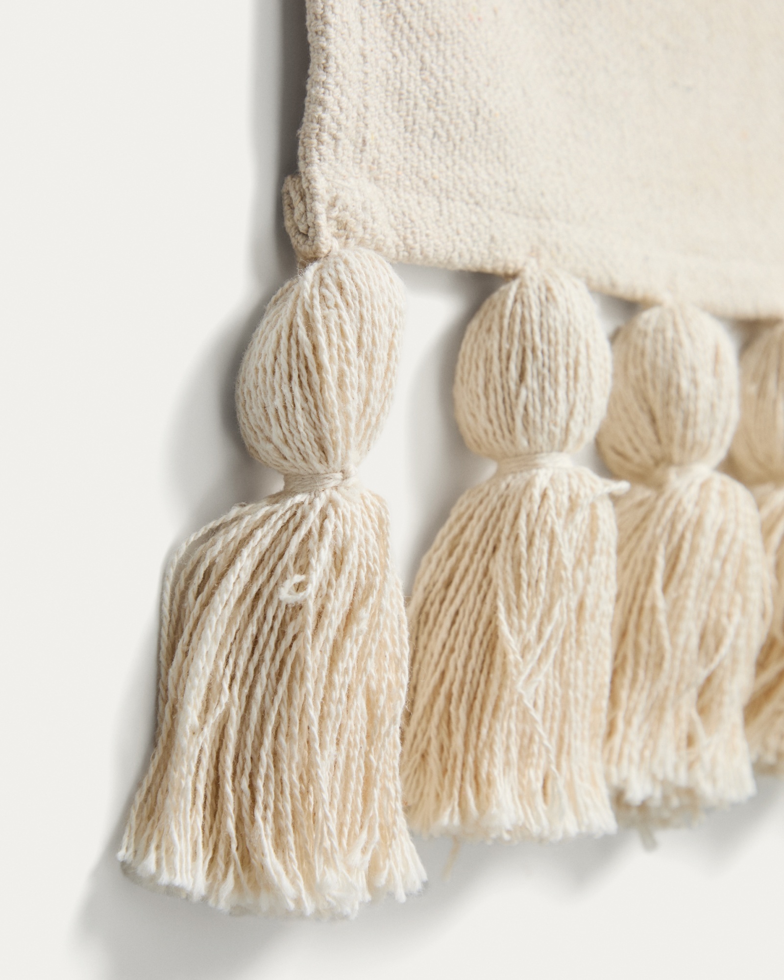 Настенный гобелен из хлопка Tandani бежевого цвета с разноцветными буквами и бахромой, 40 x 50 см La Forma (ex Julia Grup)