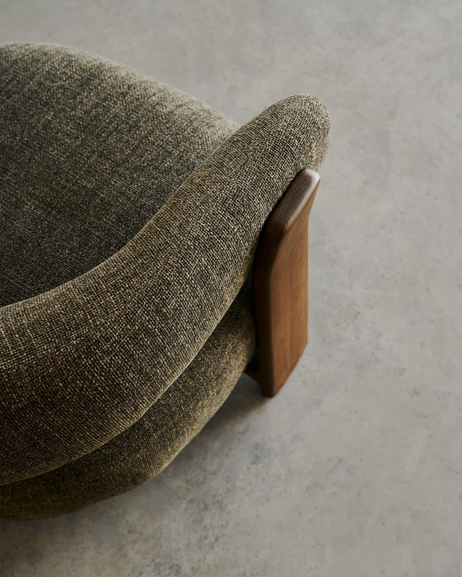 Granite Кресло из зеленого шенилла и массива ясеня в отделке орех La Forma (ex Julia Grup) Granite Кресло из зеленого шенилла и массива ясеня в отделке орех La Forma (ex Julia Grup)