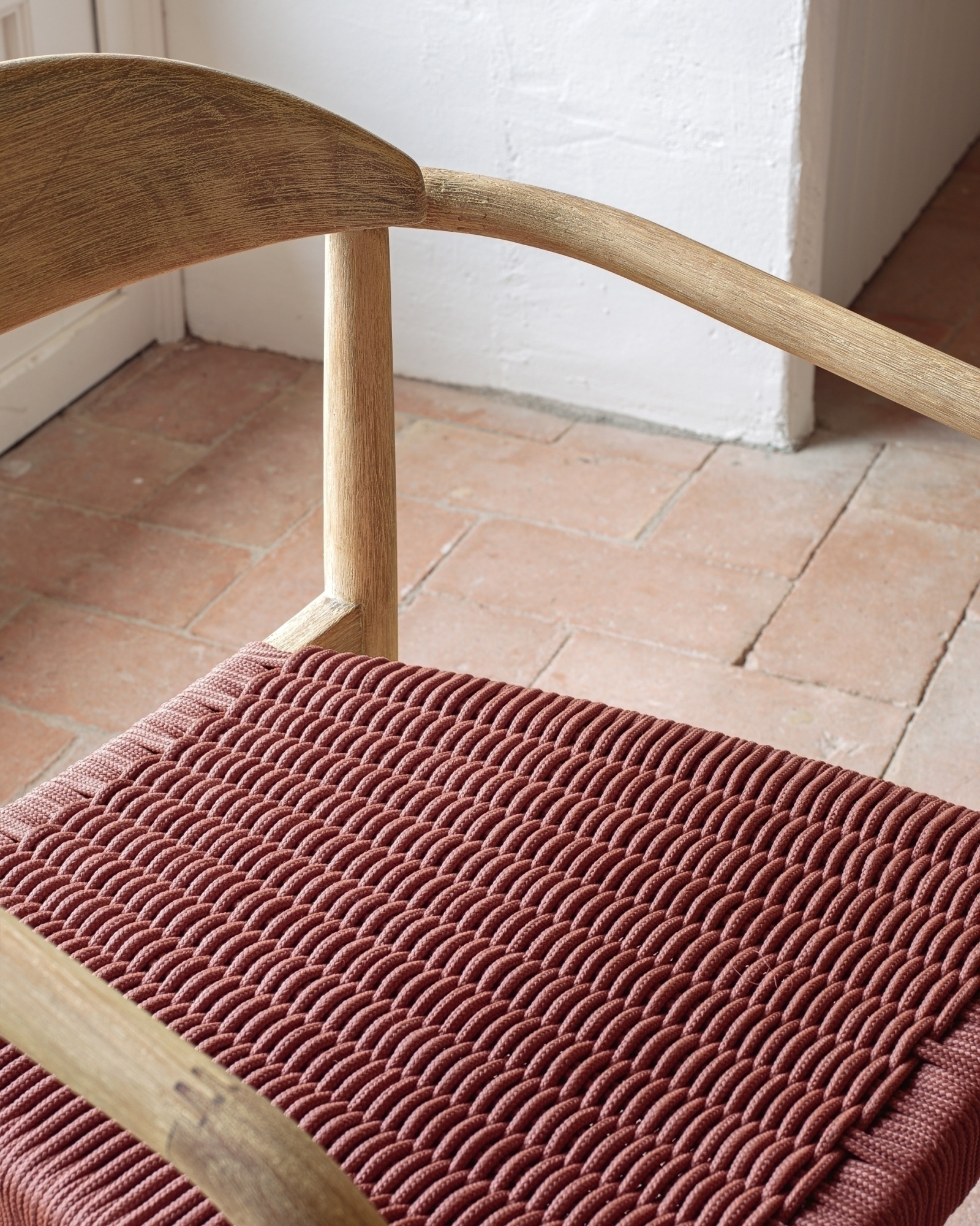 Стул Glynis из массива эвкалипта с розовой веревкой La Forma (ex Julia Grup)