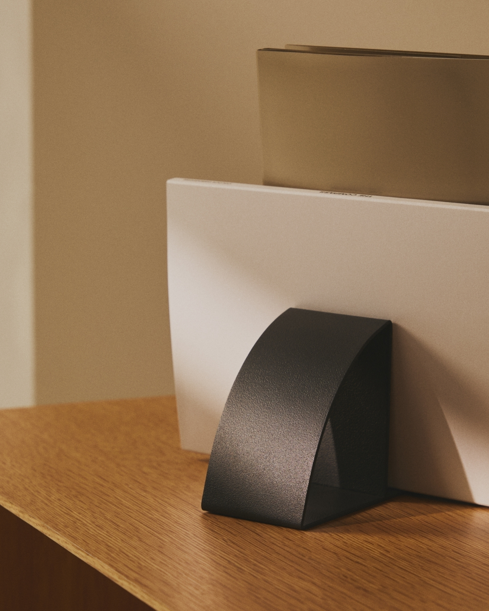 Подставка для книг Mistra черного цвета из железа La Forma 447932