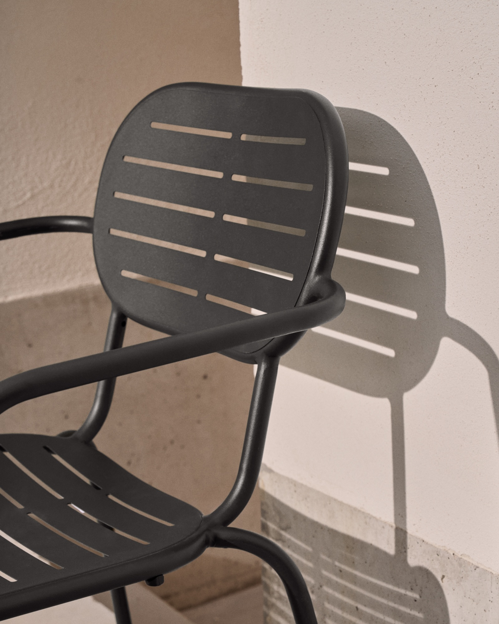 Стул для улицы Brai с подлокотниками из оцинкованной стали тёмно-серого цвета La Forma (ex Julia Grup)