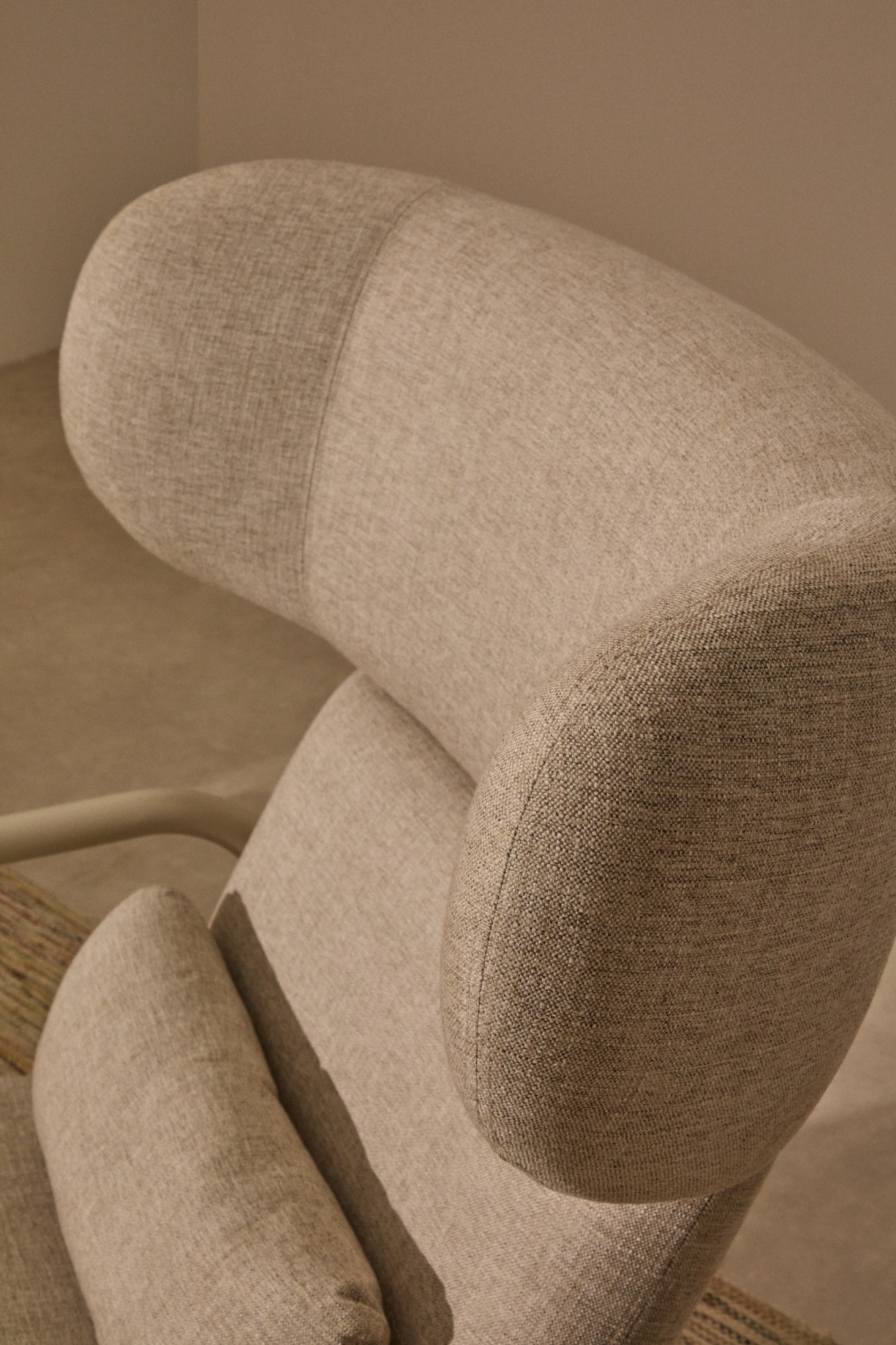 Кресло Inari бежевого цвета и стали с бежевой отделкой La Forma (ex Julia Grup)