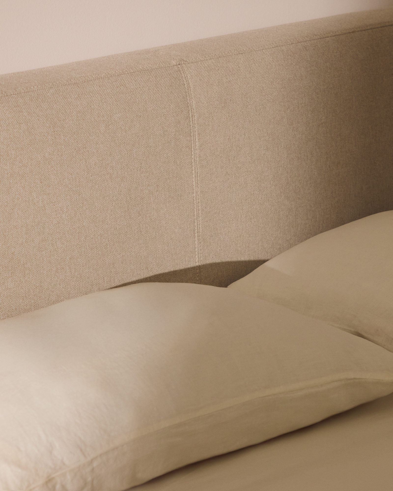 Изголовье Blok цвета экрю со съемным чехлом для кровати шириной до 180 см La Forma 469901