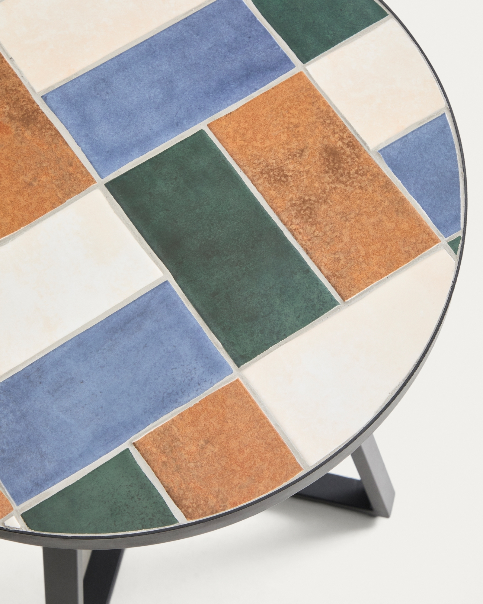 Уличный столик Tella из зеленой стали с разноцветной плиткой 45 см La Forma 482357