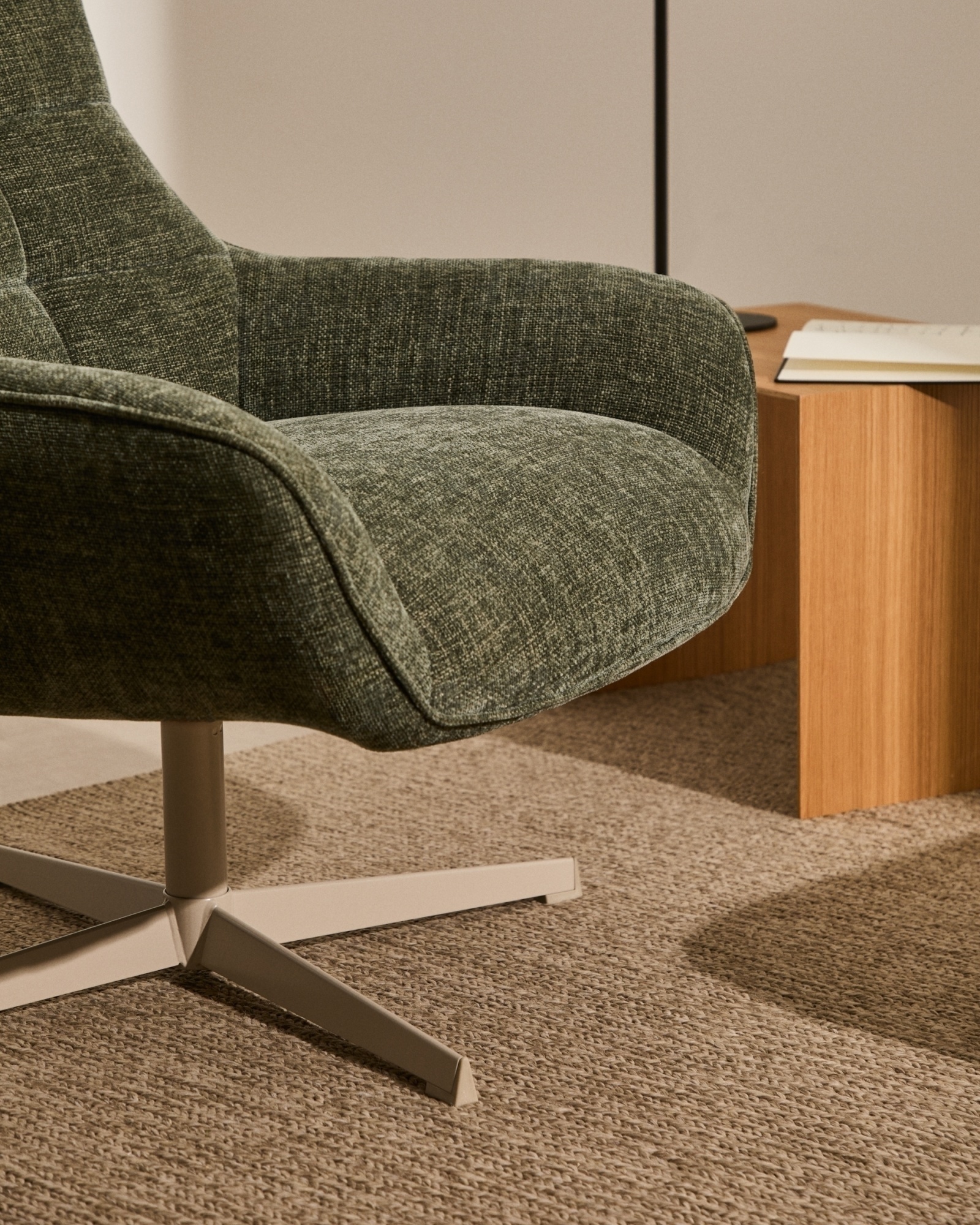 Teryl Кресло из шенилла зеленого цвета с серым металлом La Forma (ex Julia Grup)