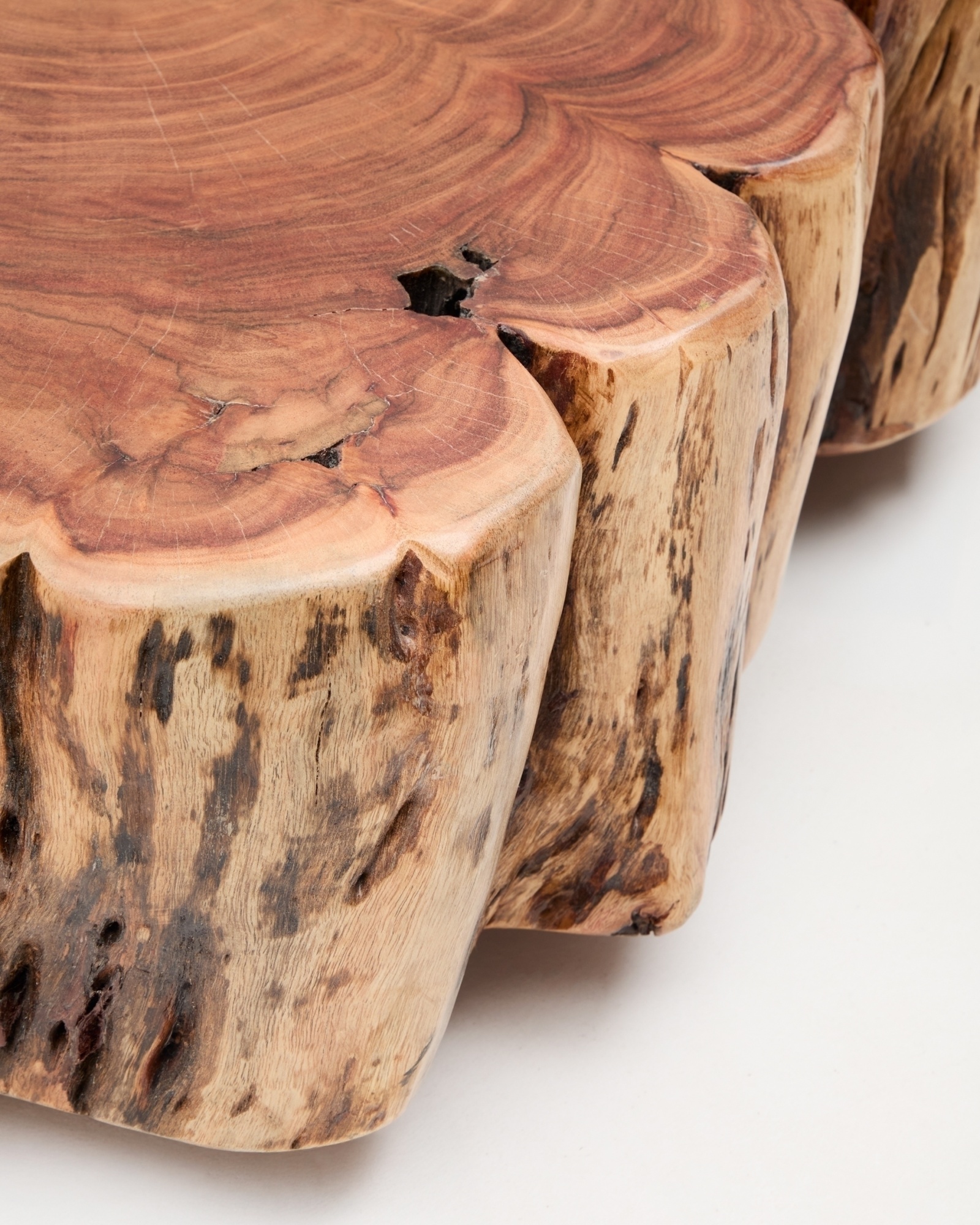 Журнальный столик Tavine из массива акации с выбеленной отделкой, с колесами Ø65 см La Forma (ex Julia Grup)